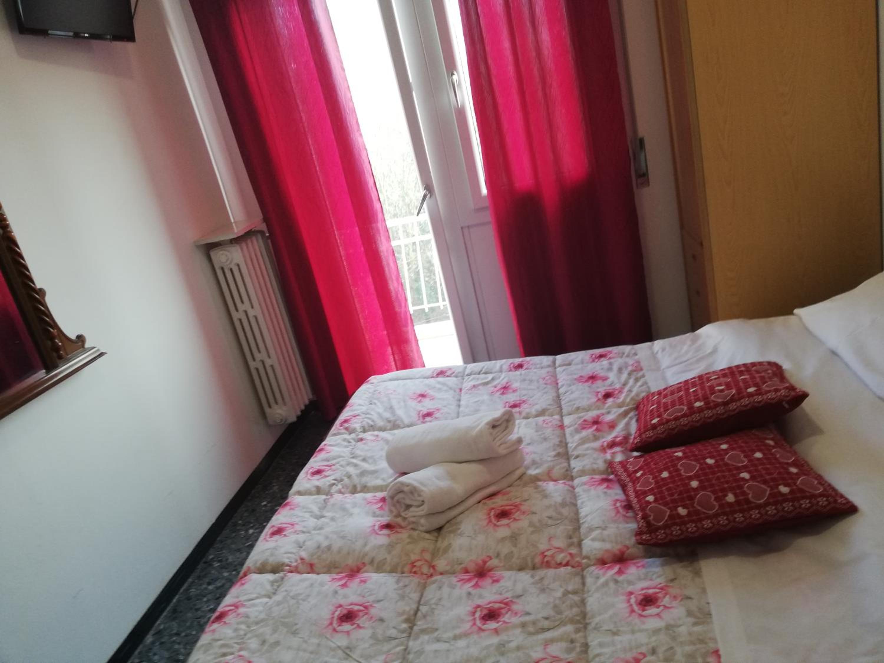 Double Room With Balcony And Shared Bathroom photo 3