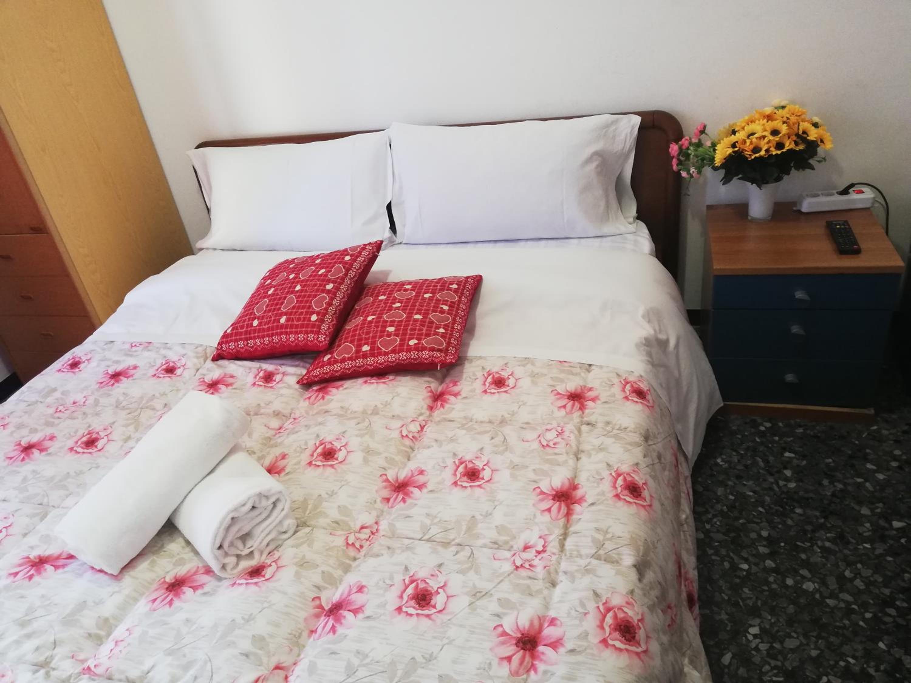 Double Room With Balcony And Shared Bathroom photo 2
