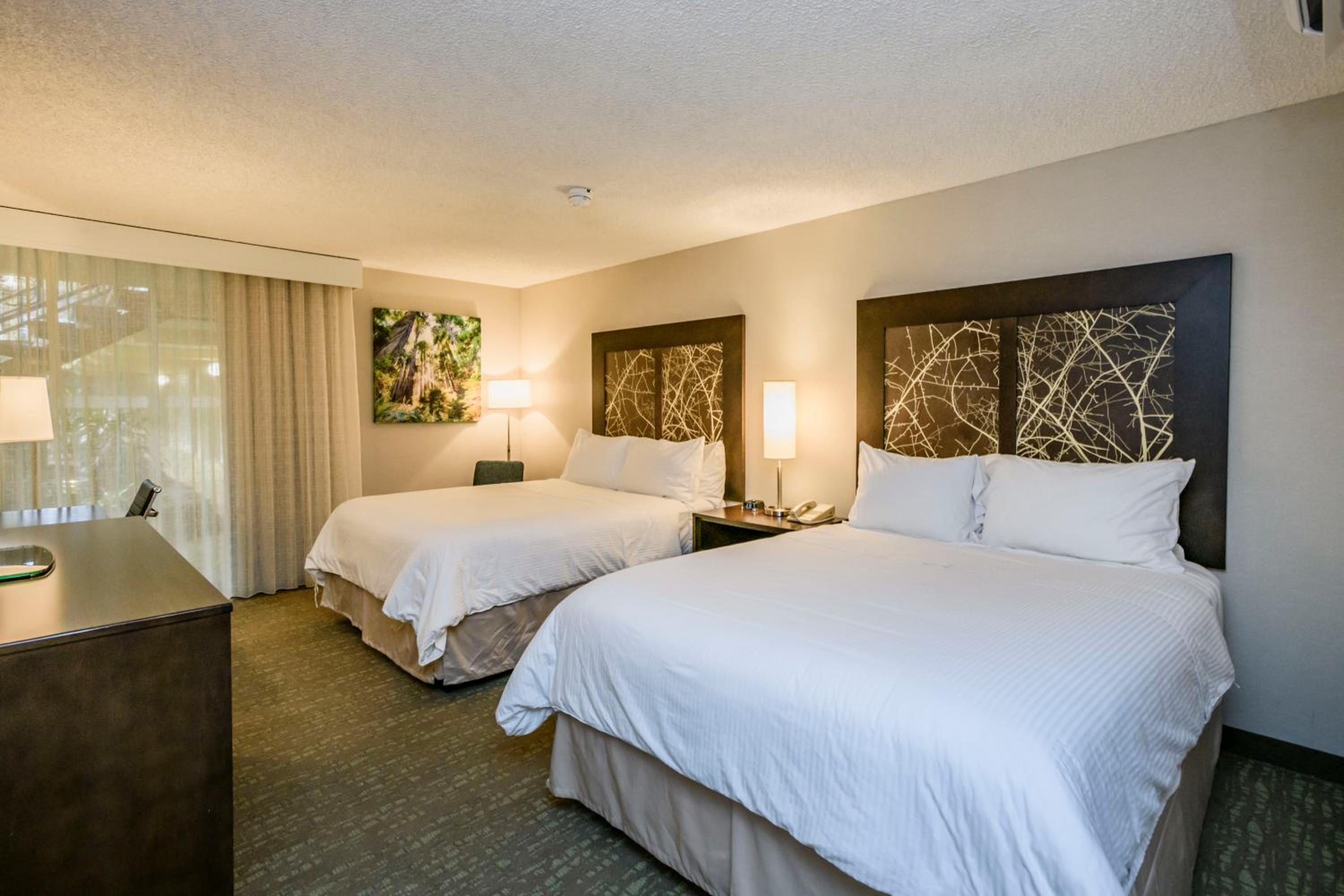 Queen Room with Two Queen Beds - Non-Smoking - Photo 3