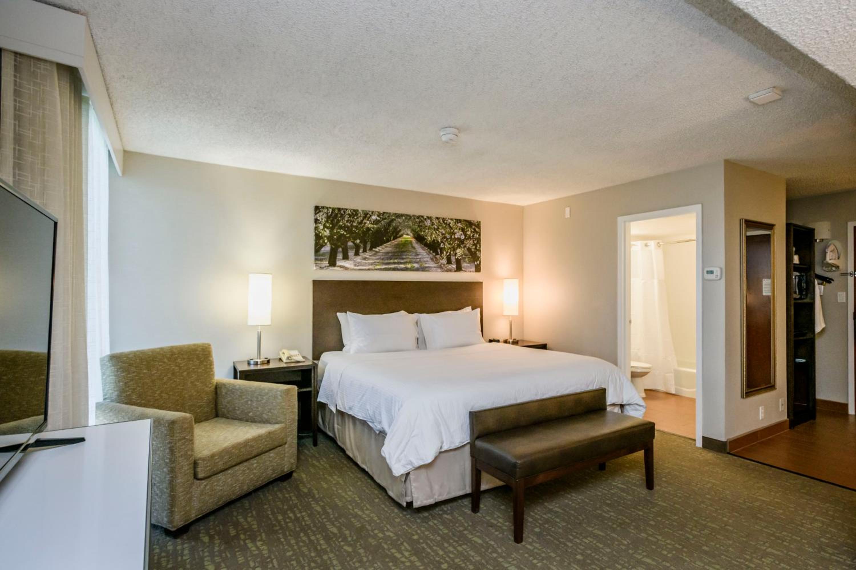 Junior King Suite - Non-Smoking - Photo 2