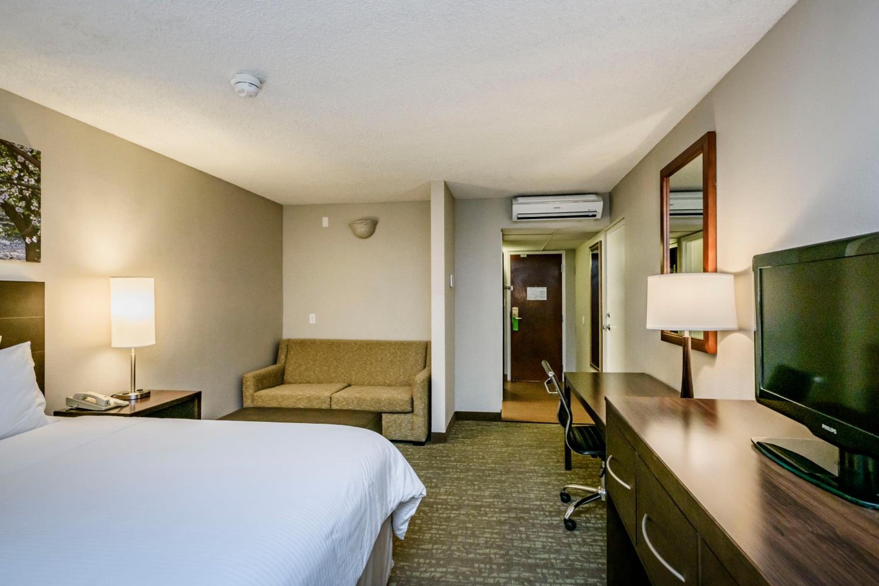 Deluxe King Room - Non-Smoking - Photo 2