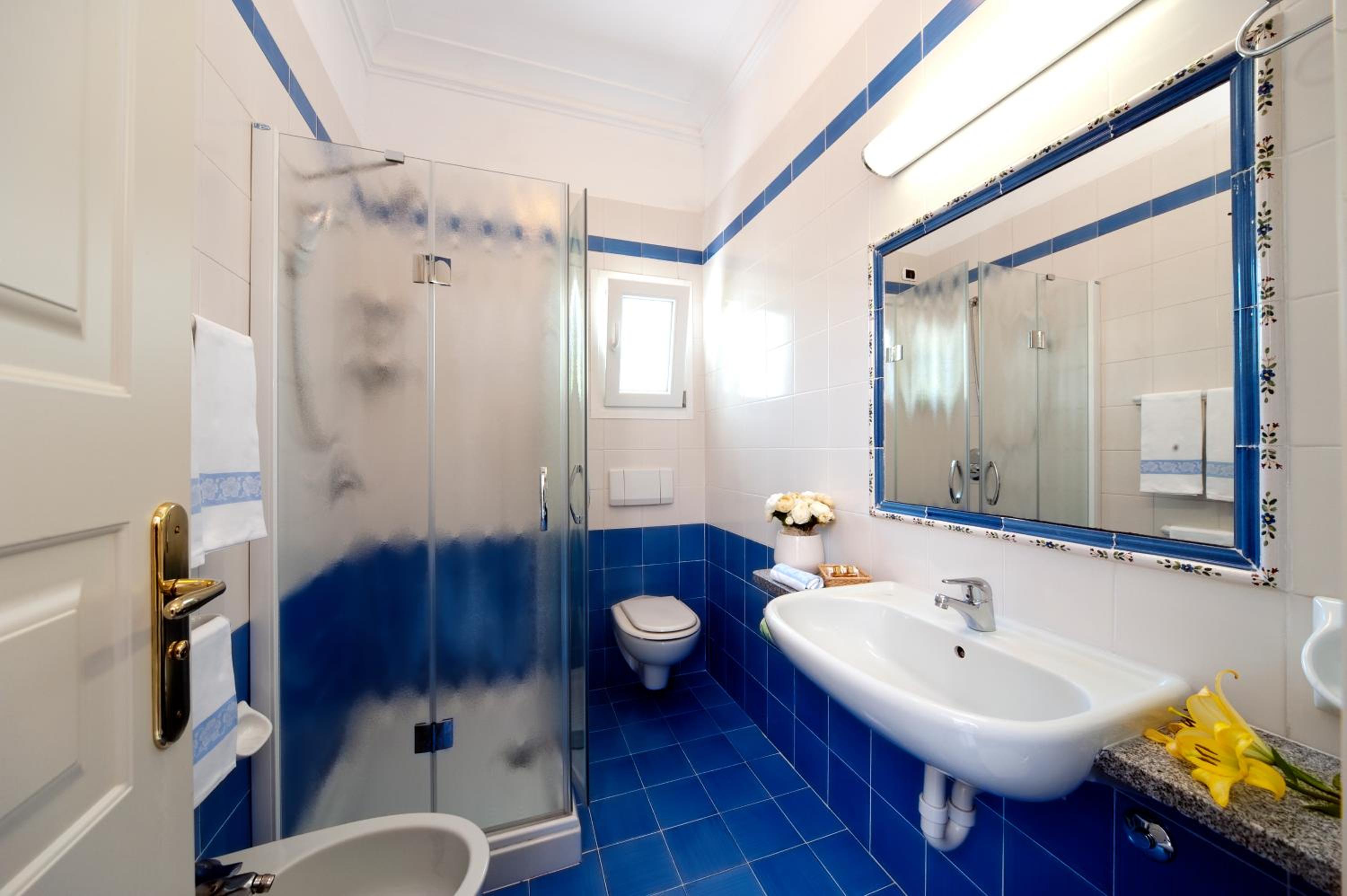 Junior Suite with Partial Sea View photo 3