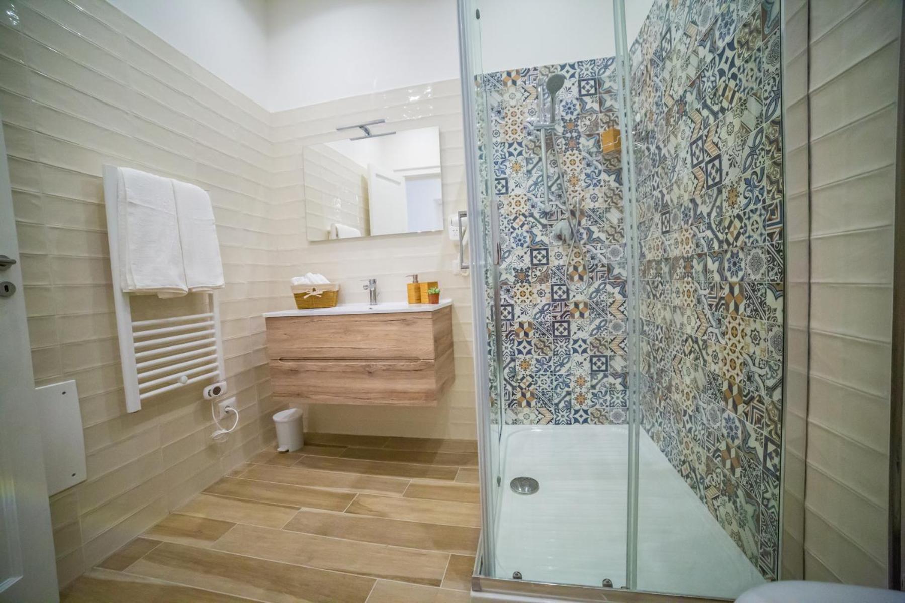 Deluxe Double Room with Balcony - Photo 19