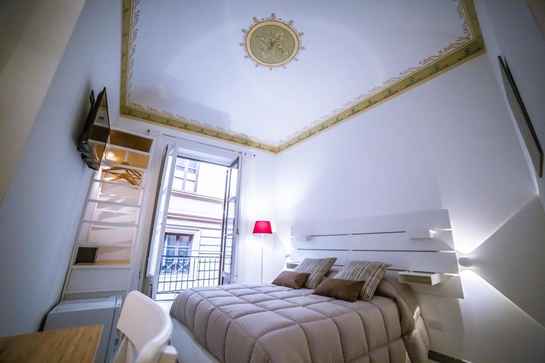 Deluxe Double Room with Balcony - Photo 17