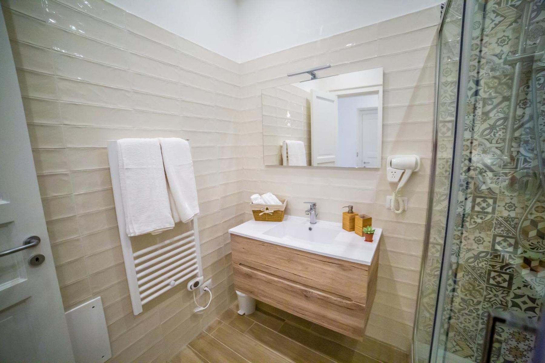 Deluxe Double Room with Balcony - Photo 8