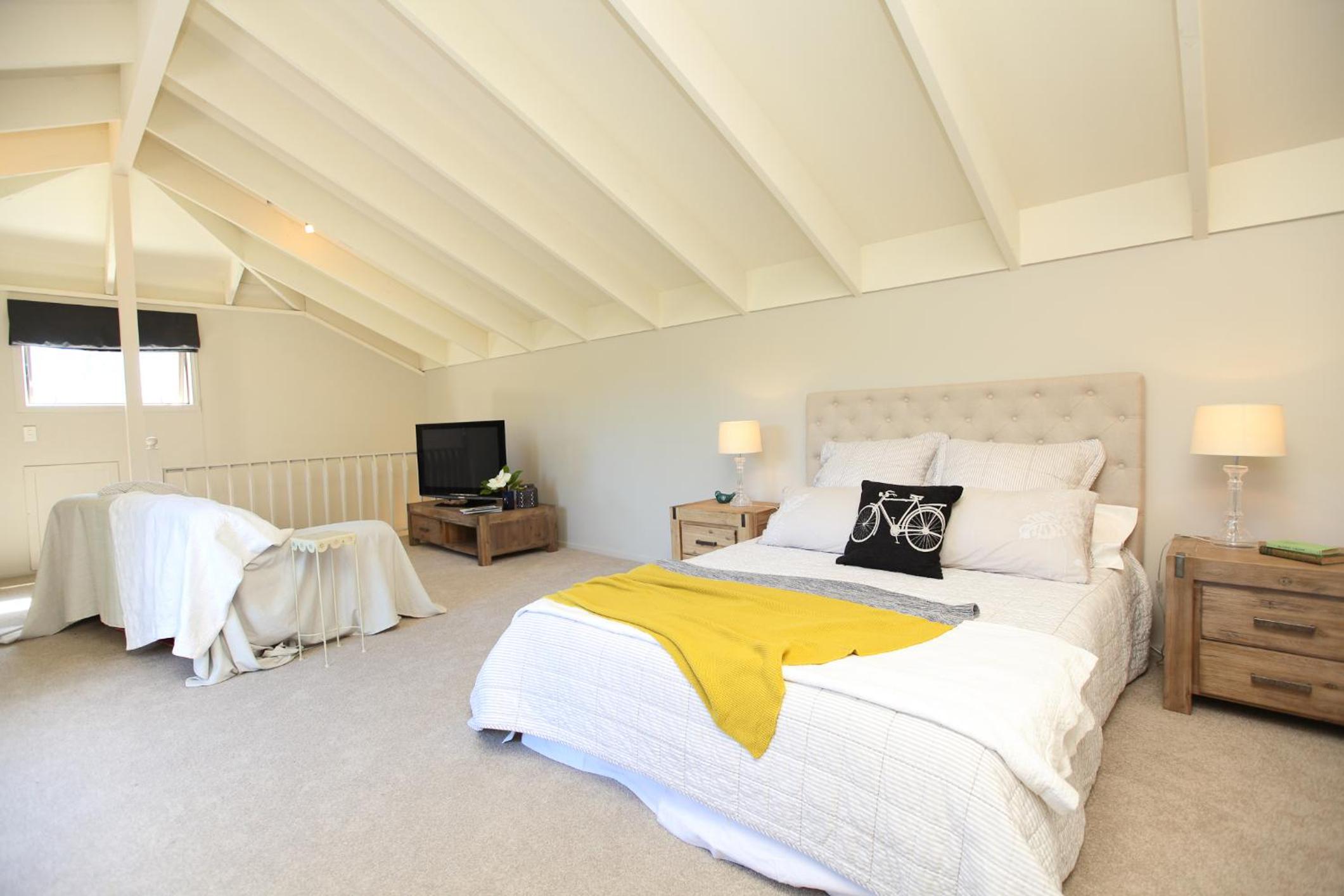 Queen Room with Balcony - Photo 10
