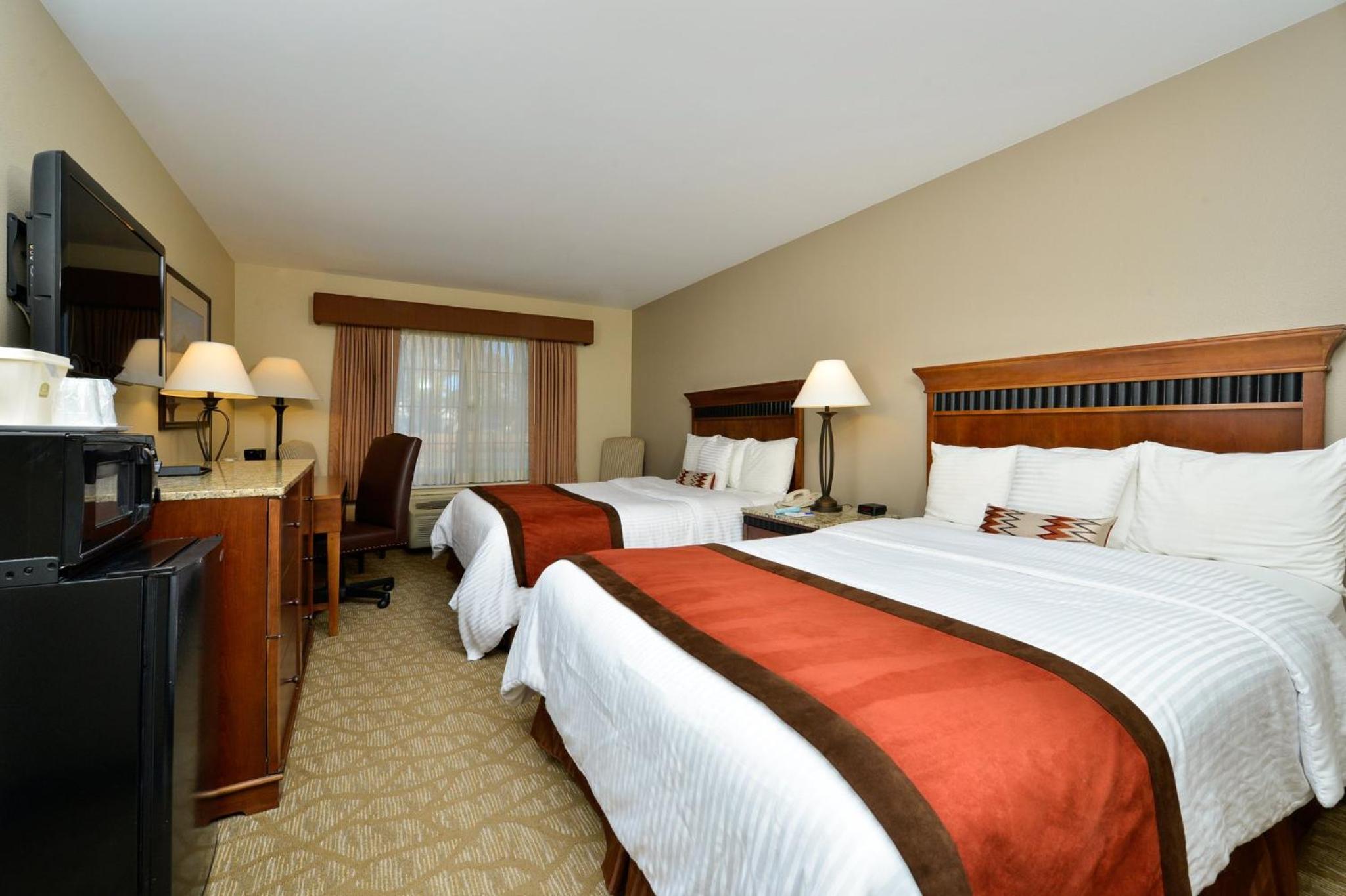 Queen Room with Two Queen Beds - Non-Smoking - Photo 8