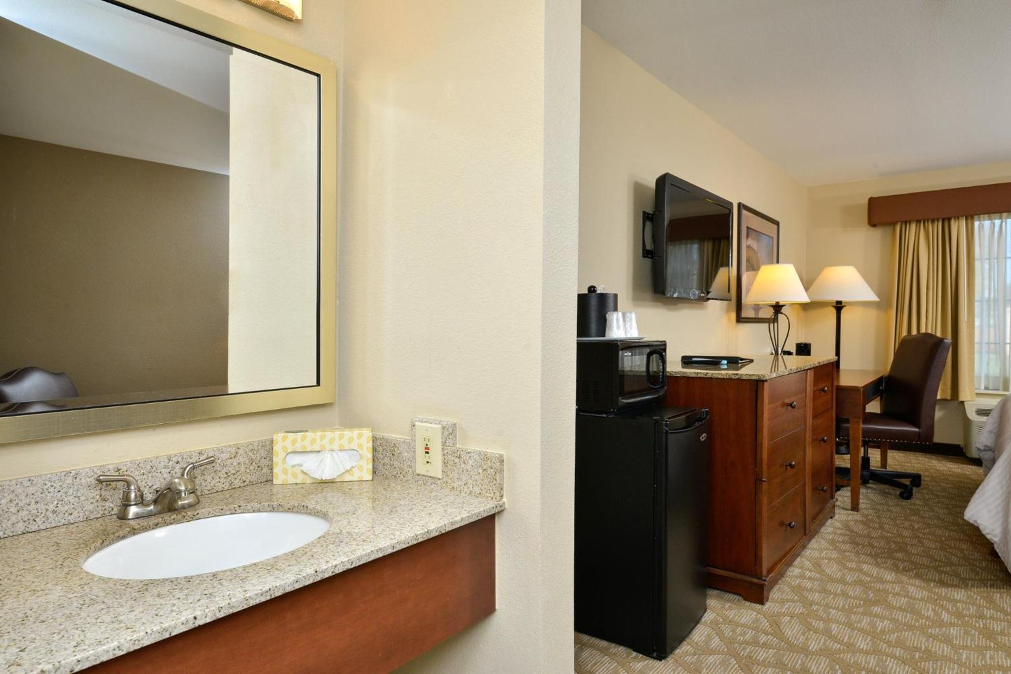 Queen Room with Two Queen Beds - Non-Smoking - Photo 4