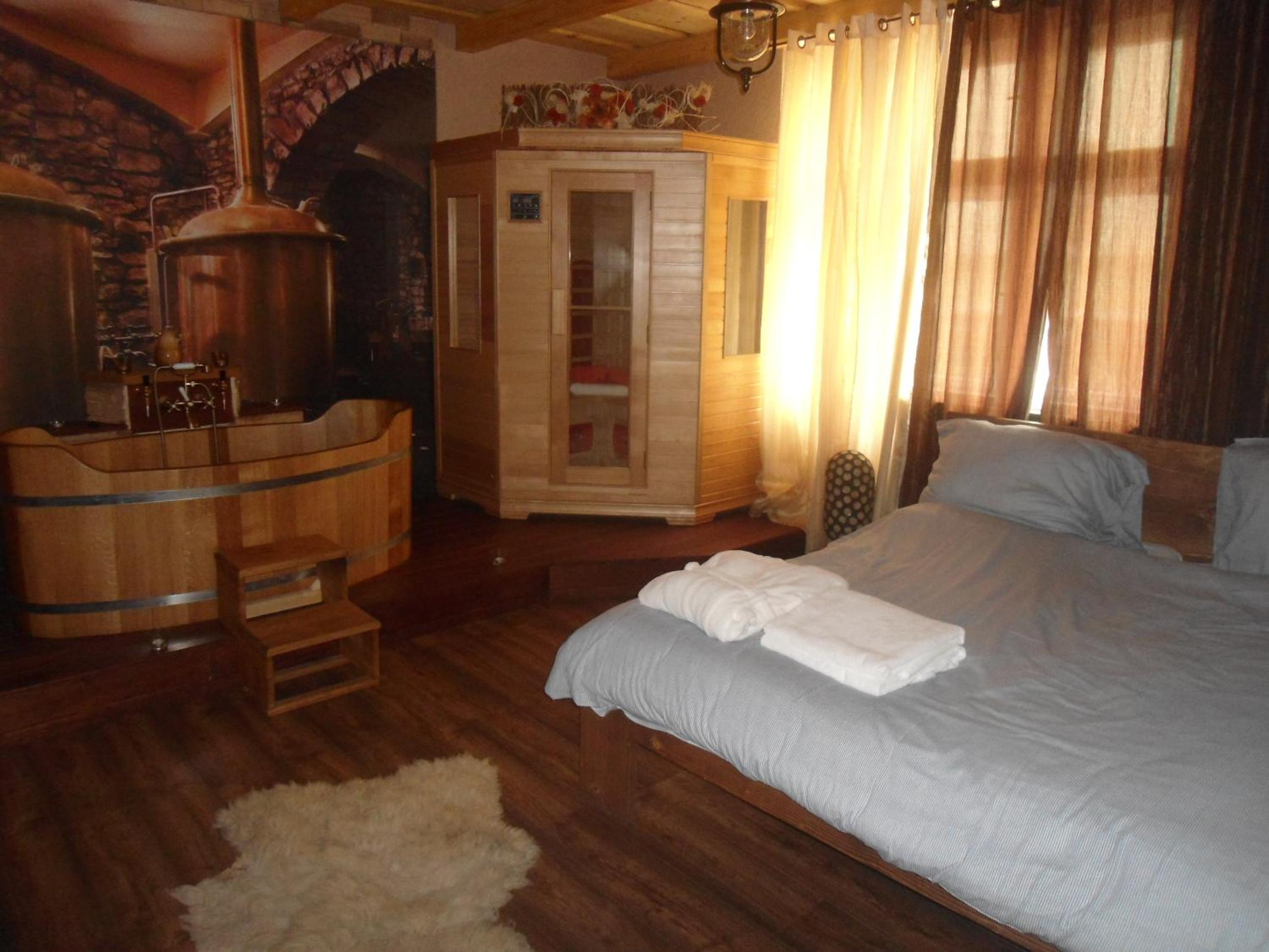 Deluxe Suite with Spa Bath