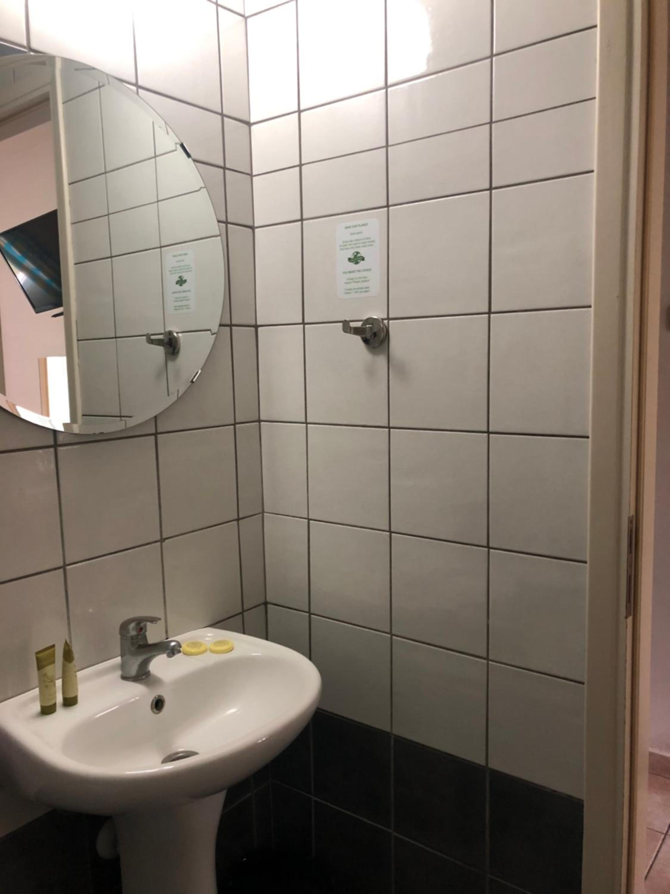 Basic Double Room - Photo 10