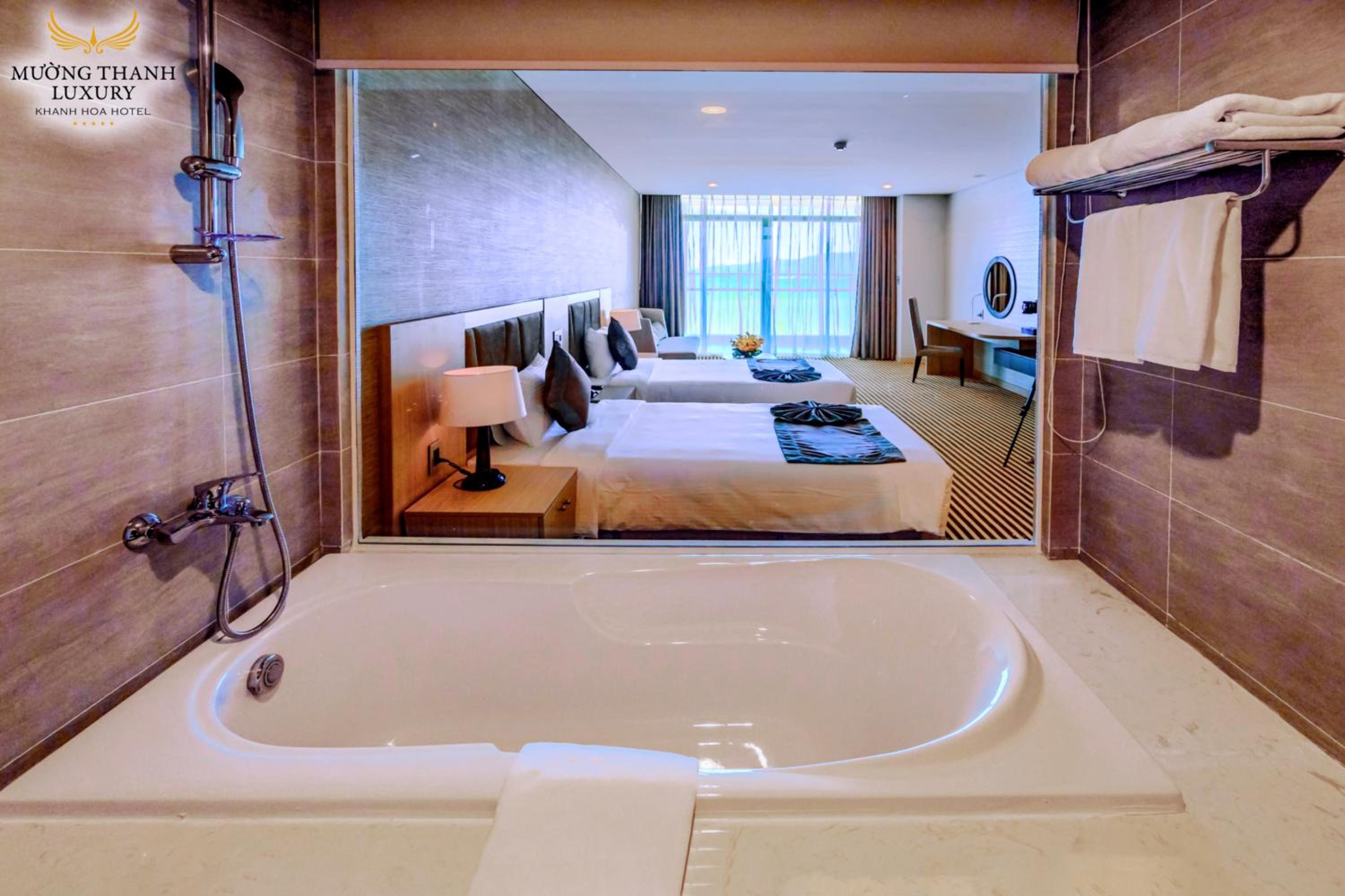 Deluxe Twin Room with Sea View thumbnail 5