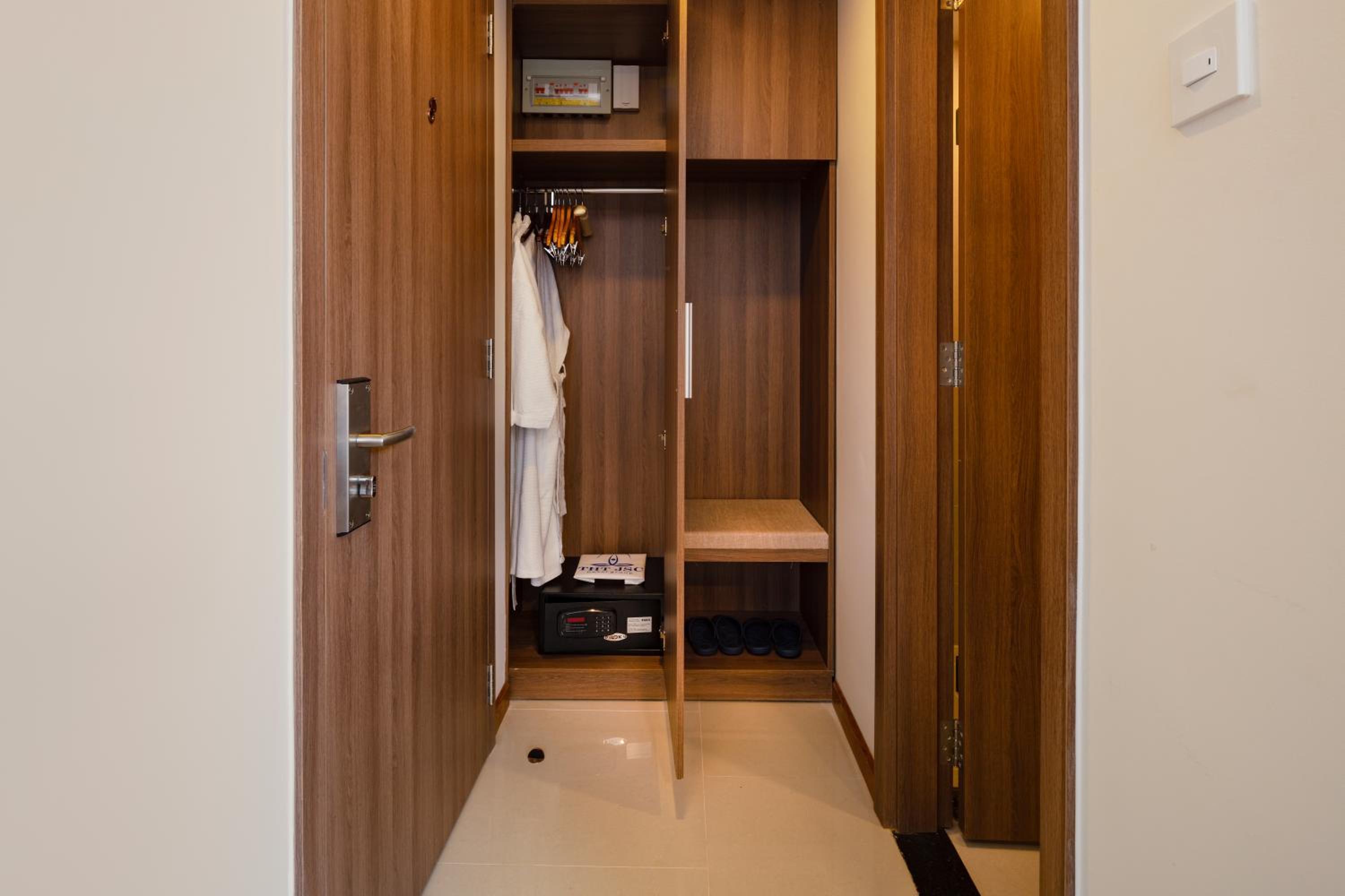 Standard Double Room with no Window - Photo 5