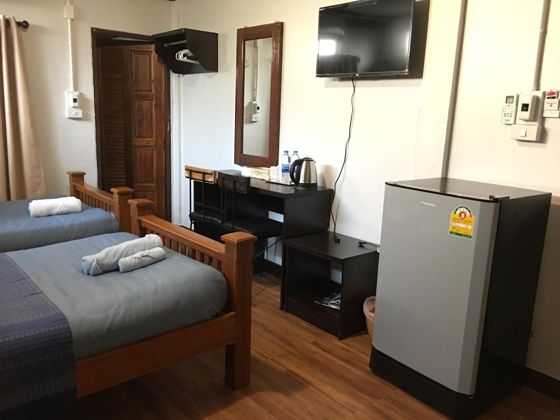 Economy Twin Room - Photo 12