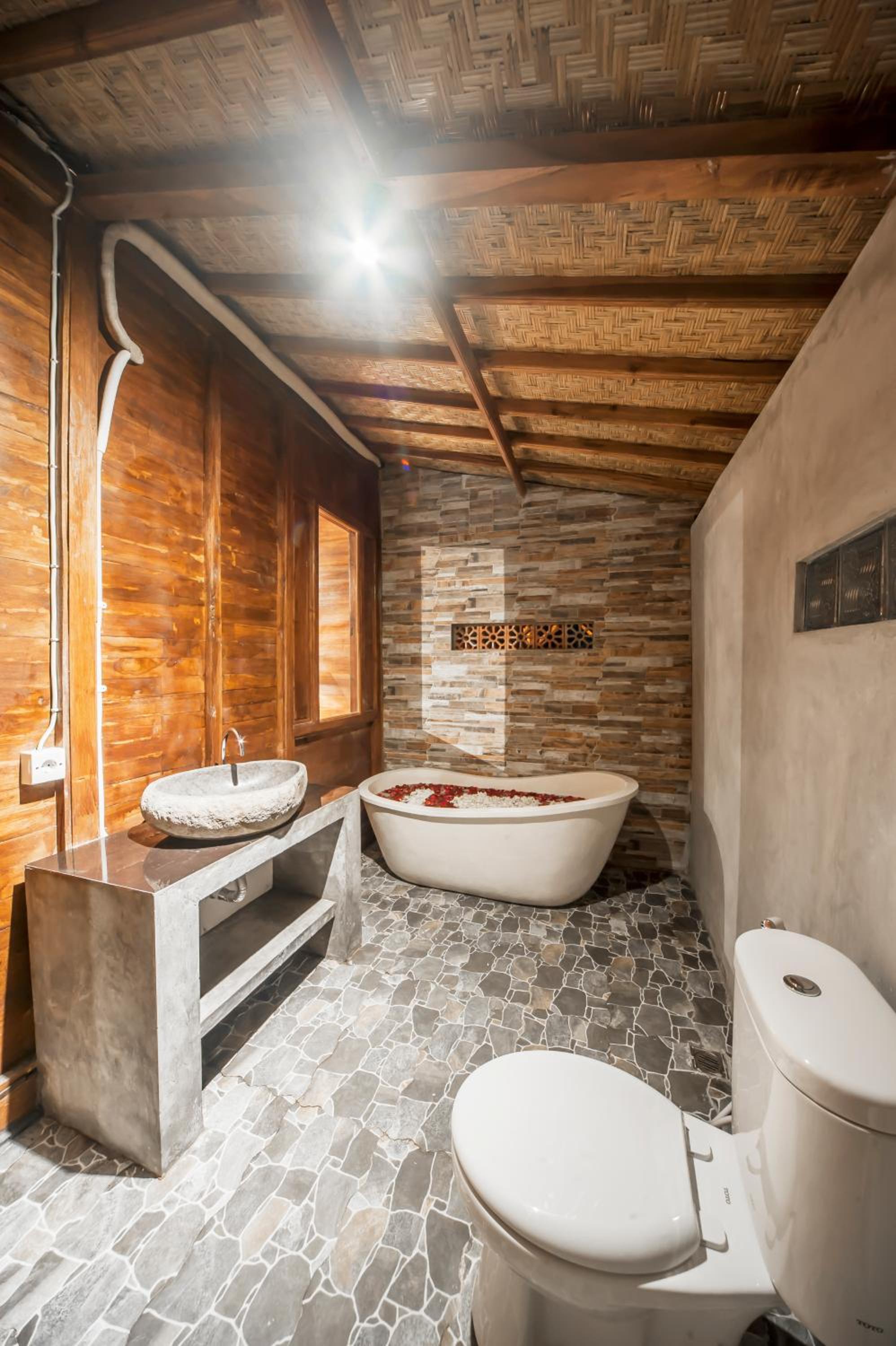 Deluxe Double Room with Bath - Photo 11