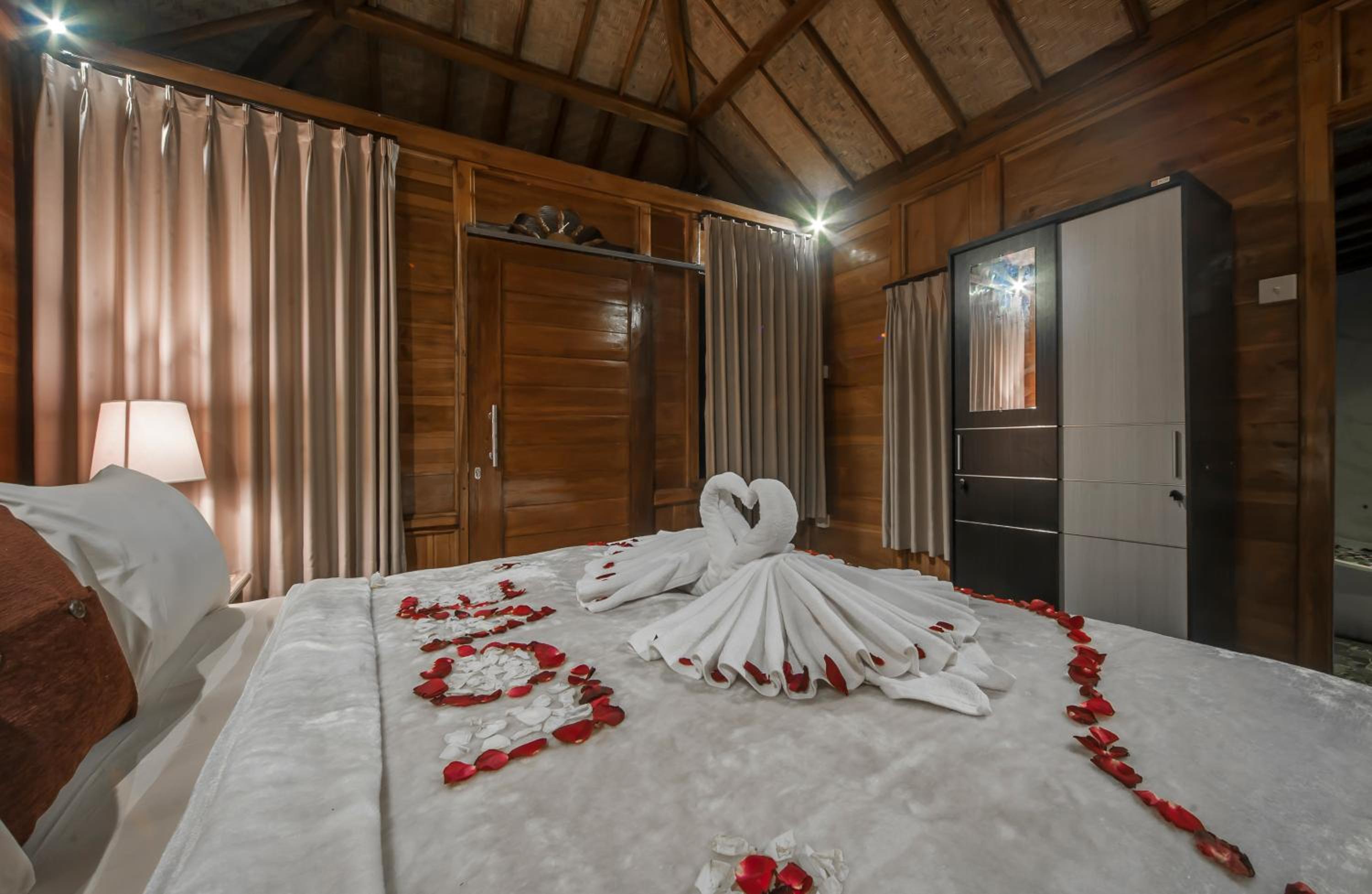 Double Room with Pool View - Photo 6