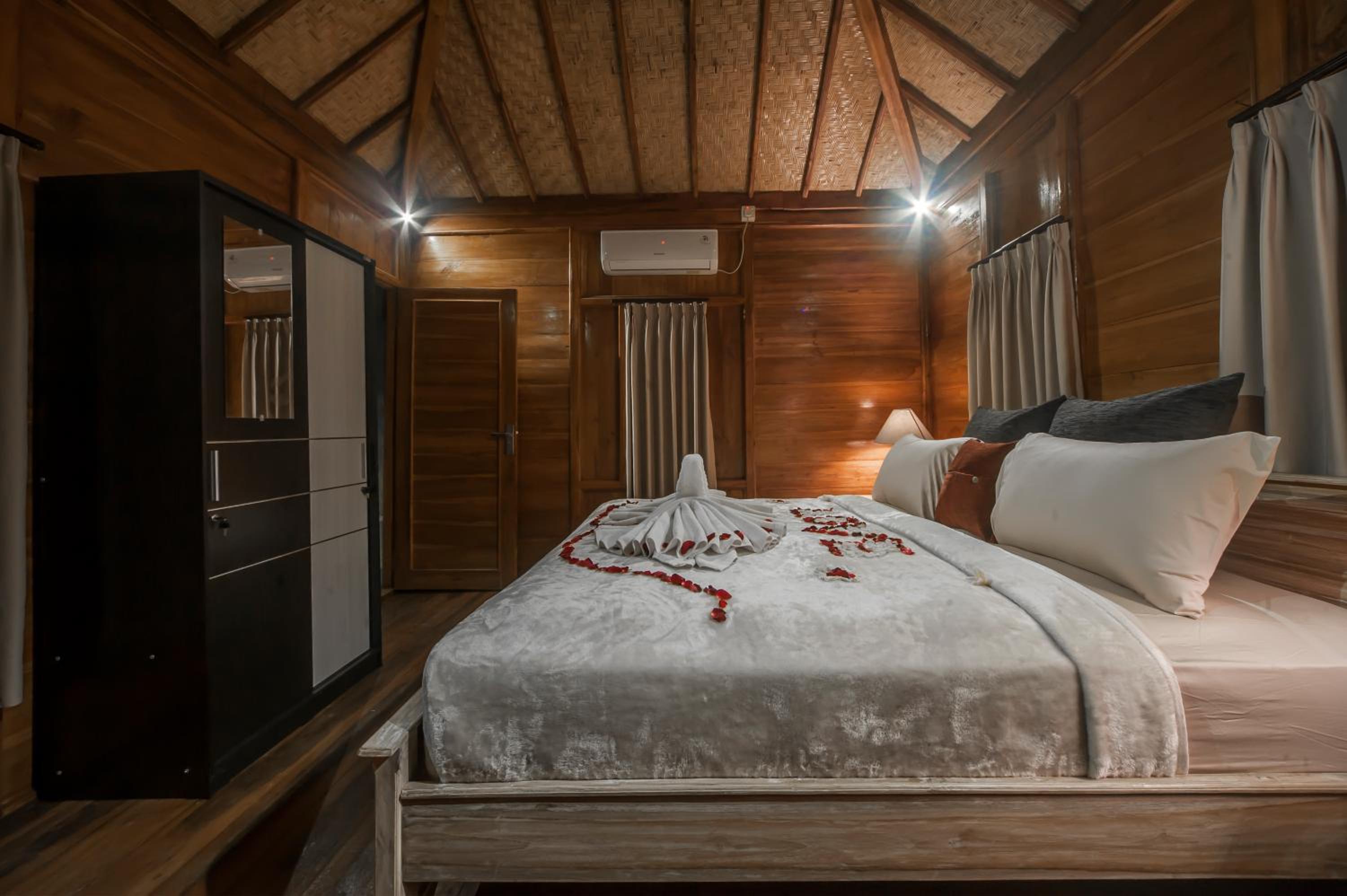 Double Room with Pool View - Photo 5