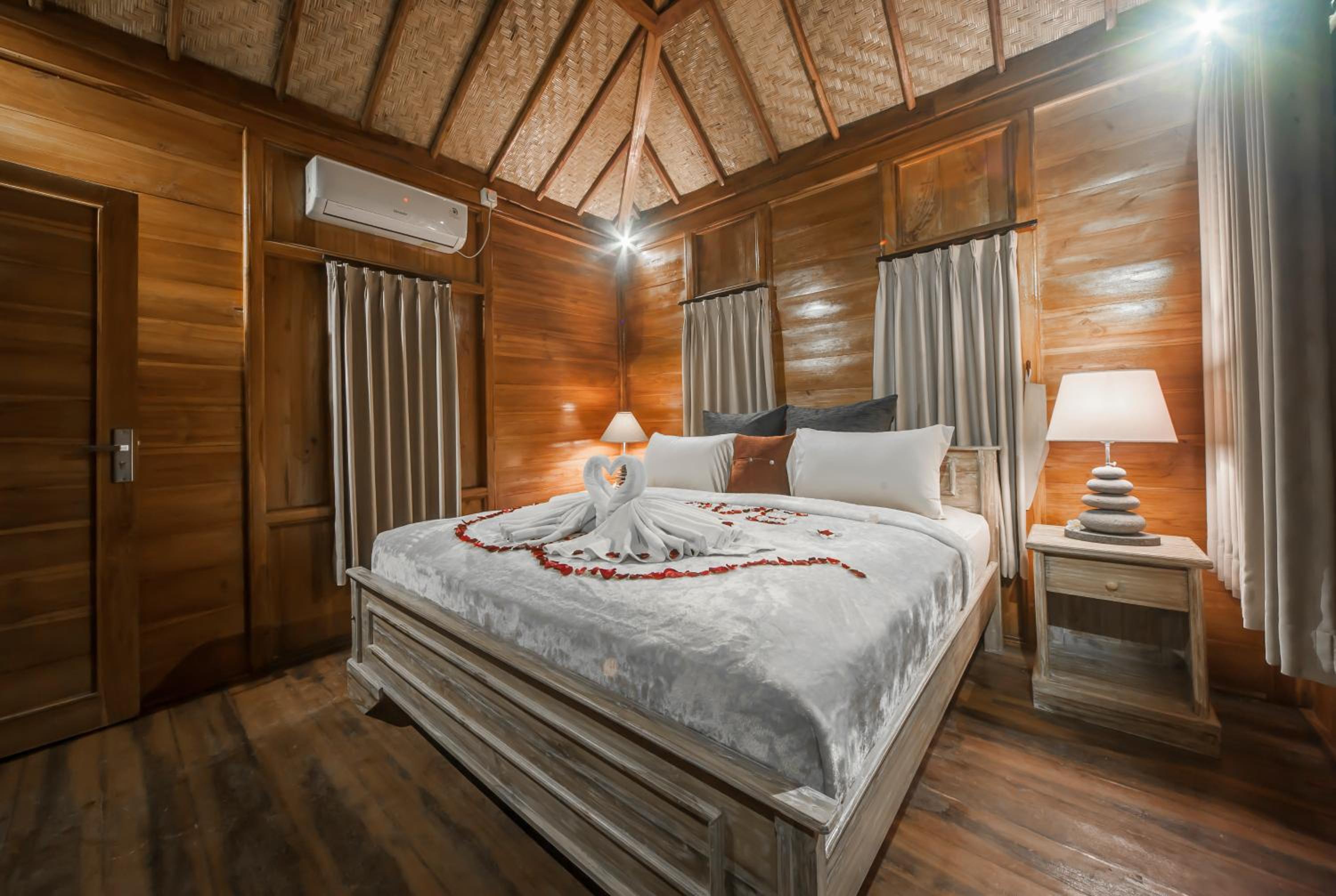 Double Room with Pool View - Photo 1