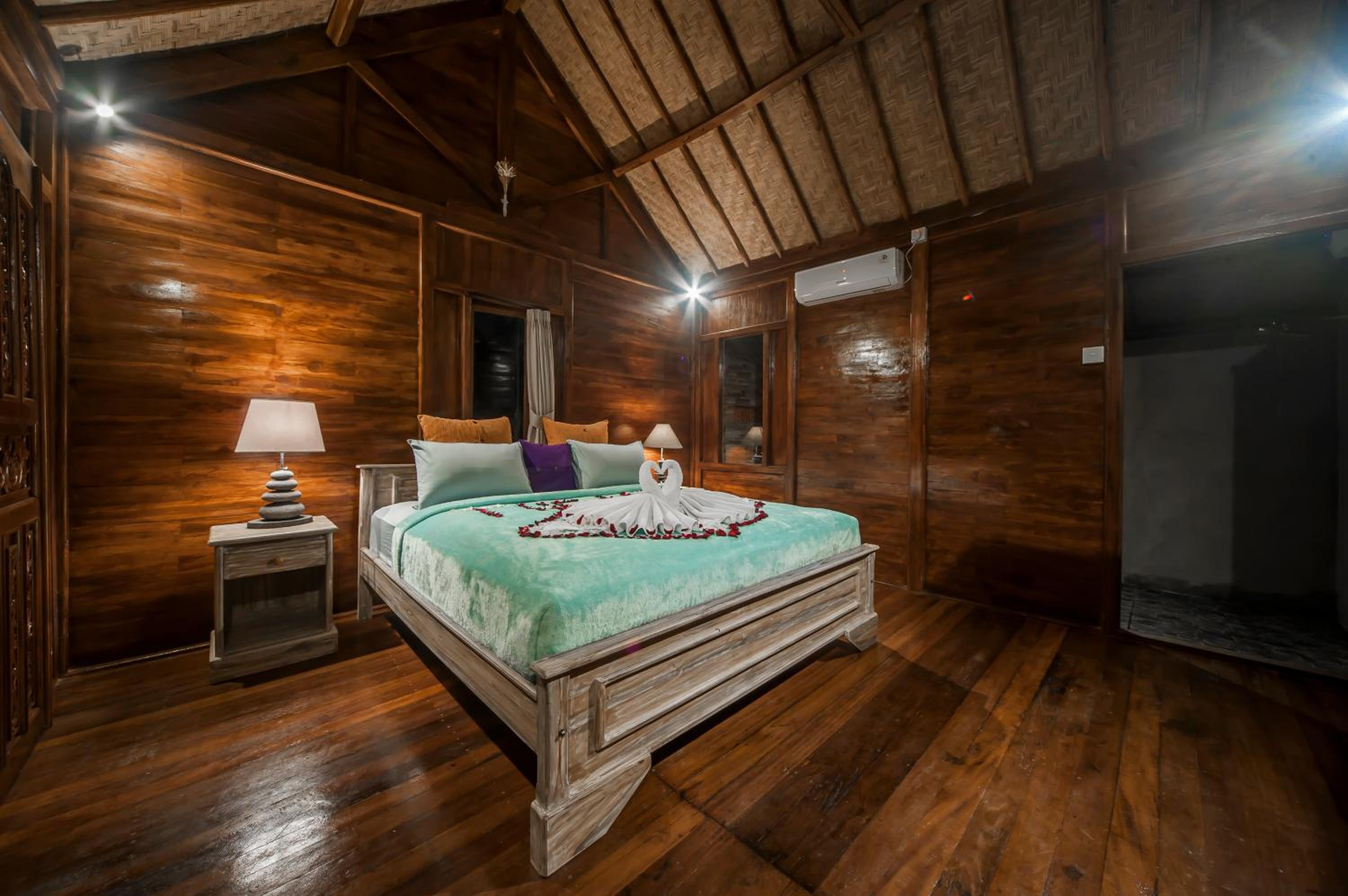 Deluxe Double Room with Bath - Photo 13