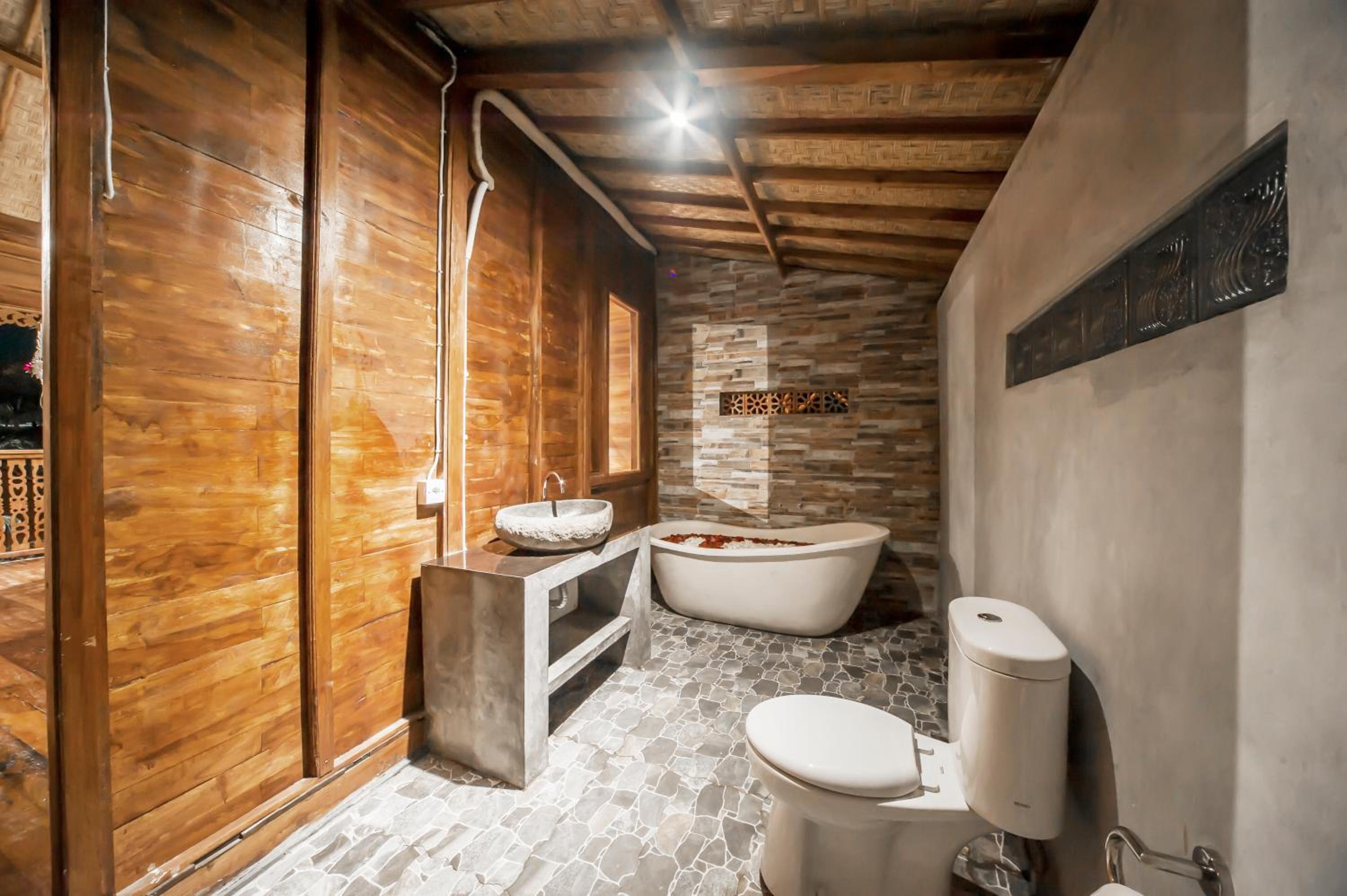 Deluxe Double Room with Bath - Photo 10