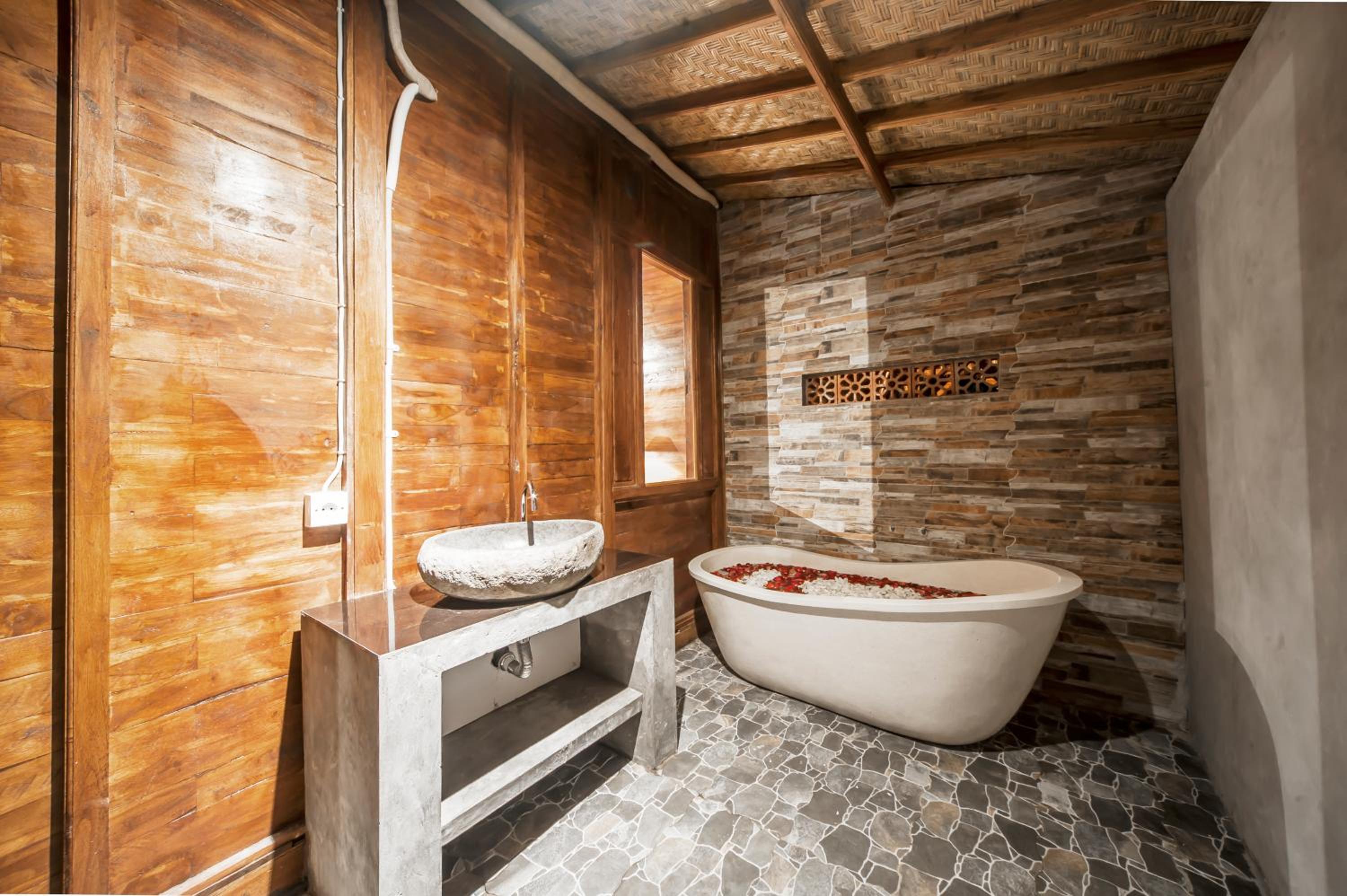 Deluxe Double Room with Bath - Photo 9