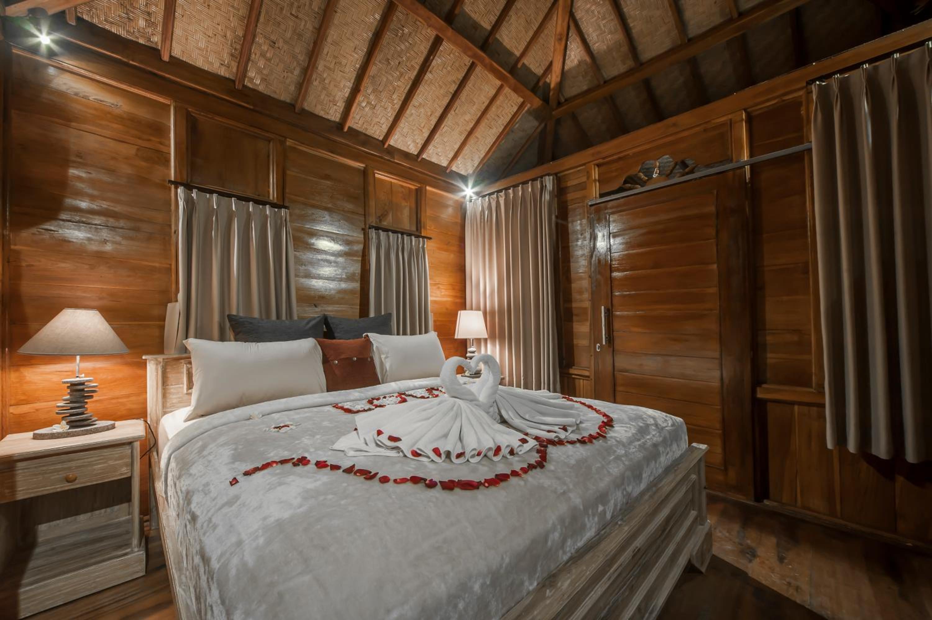 Double Room with Pool View - Photo 8