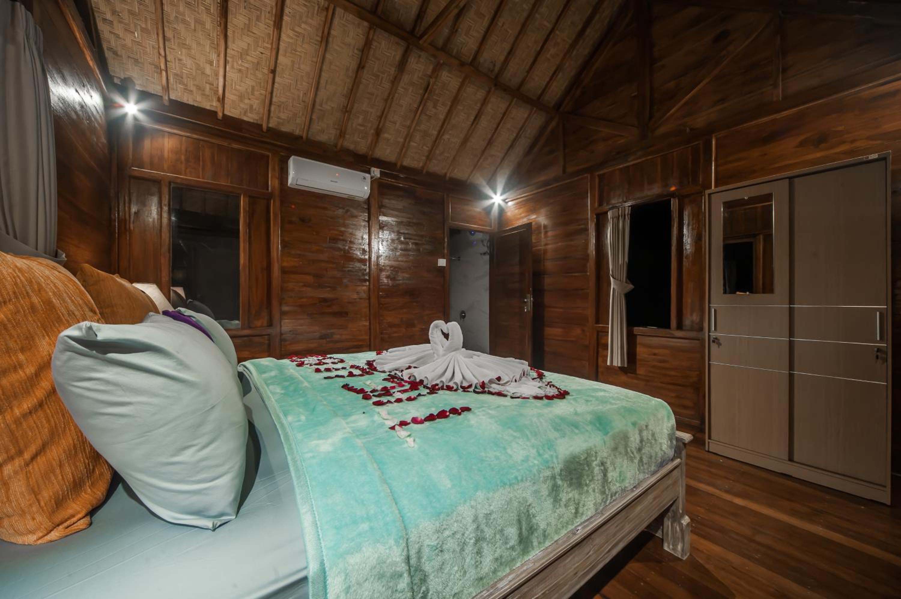Deluxe Double Room with Bath - Photo 14
