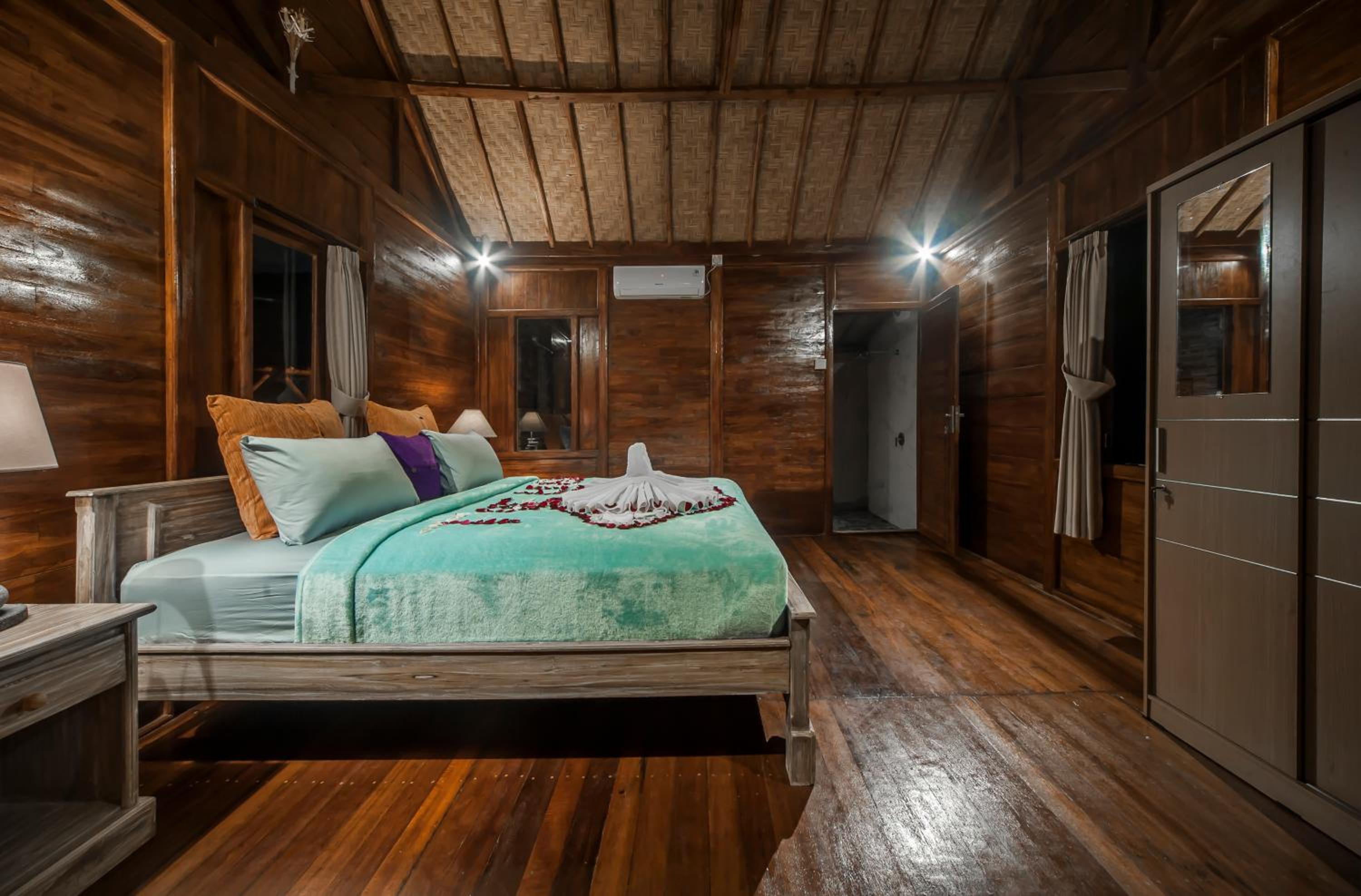 Deluxe Double Room with Bath - Photo 12