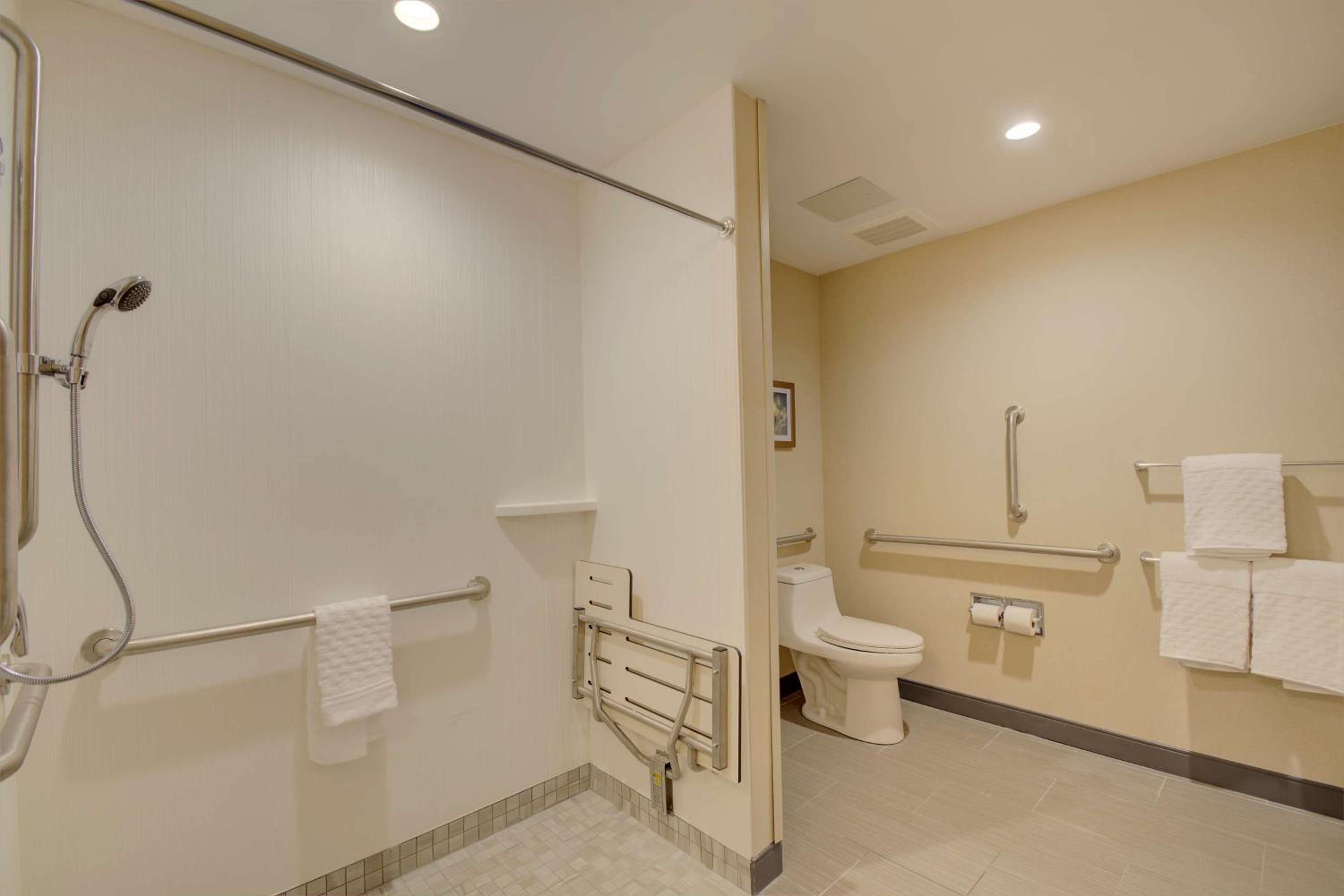 King Room with Roll-in Shower - Disability Access/Non-Smoking photo 2