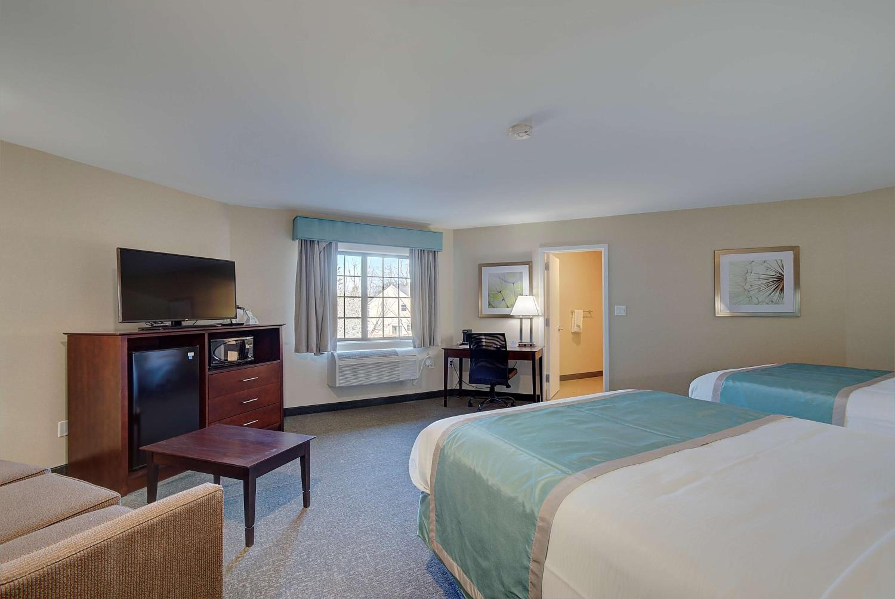 Queen Room with Two Queen Beds - Non-Smoking photo 2