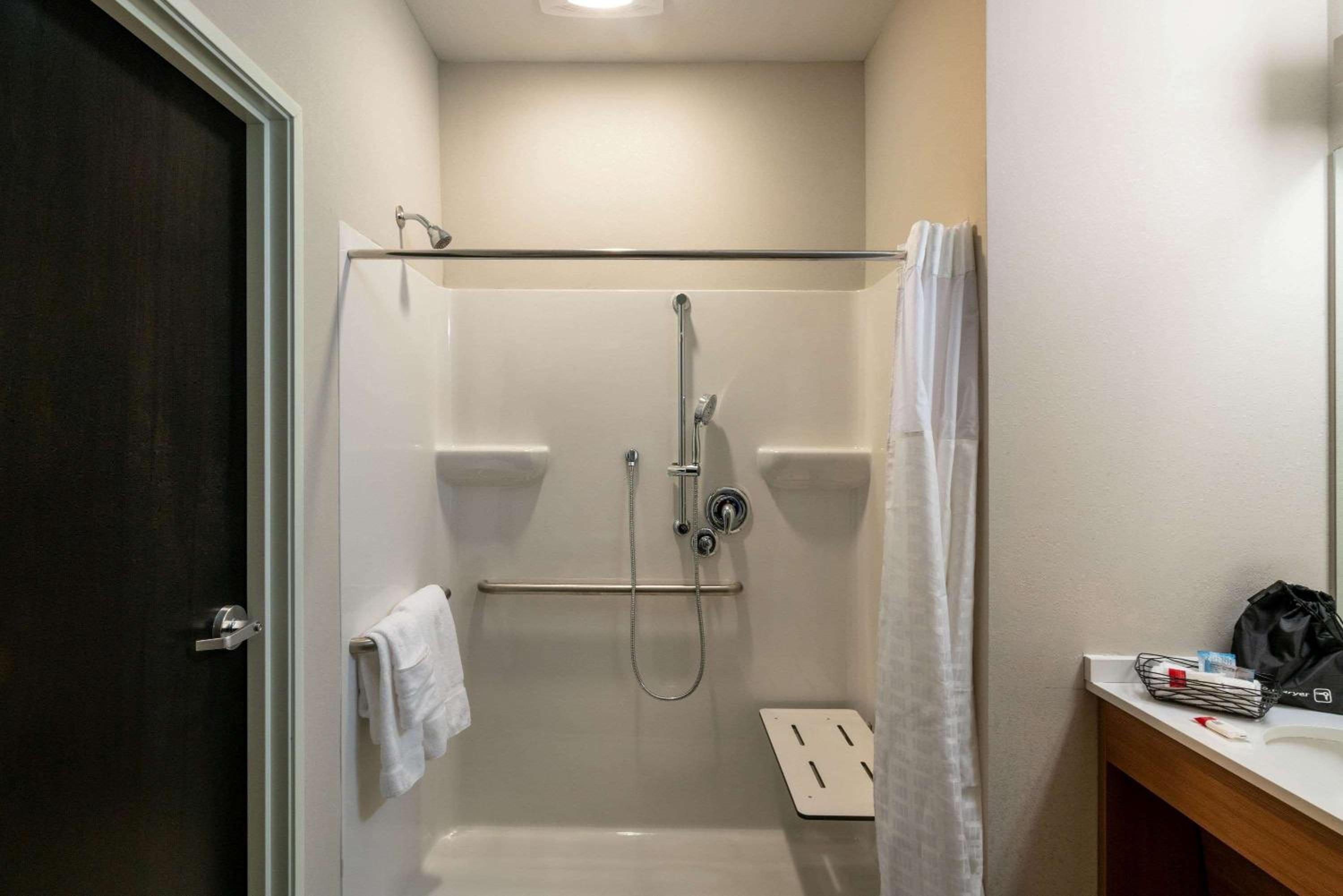 Queen Room - Mobility Access/Non-Smoking - Photo 4
