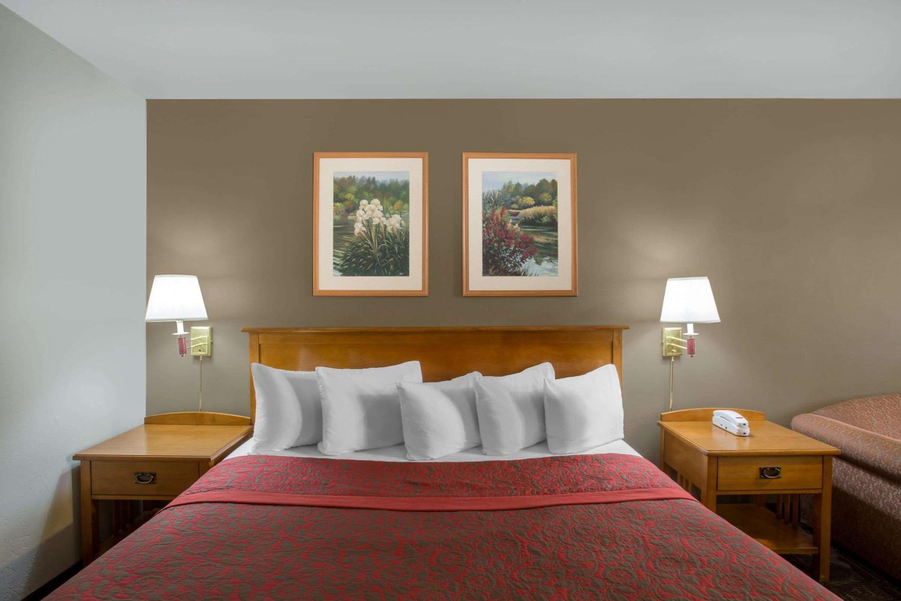 King Room - Non-Smoking - Photo 6