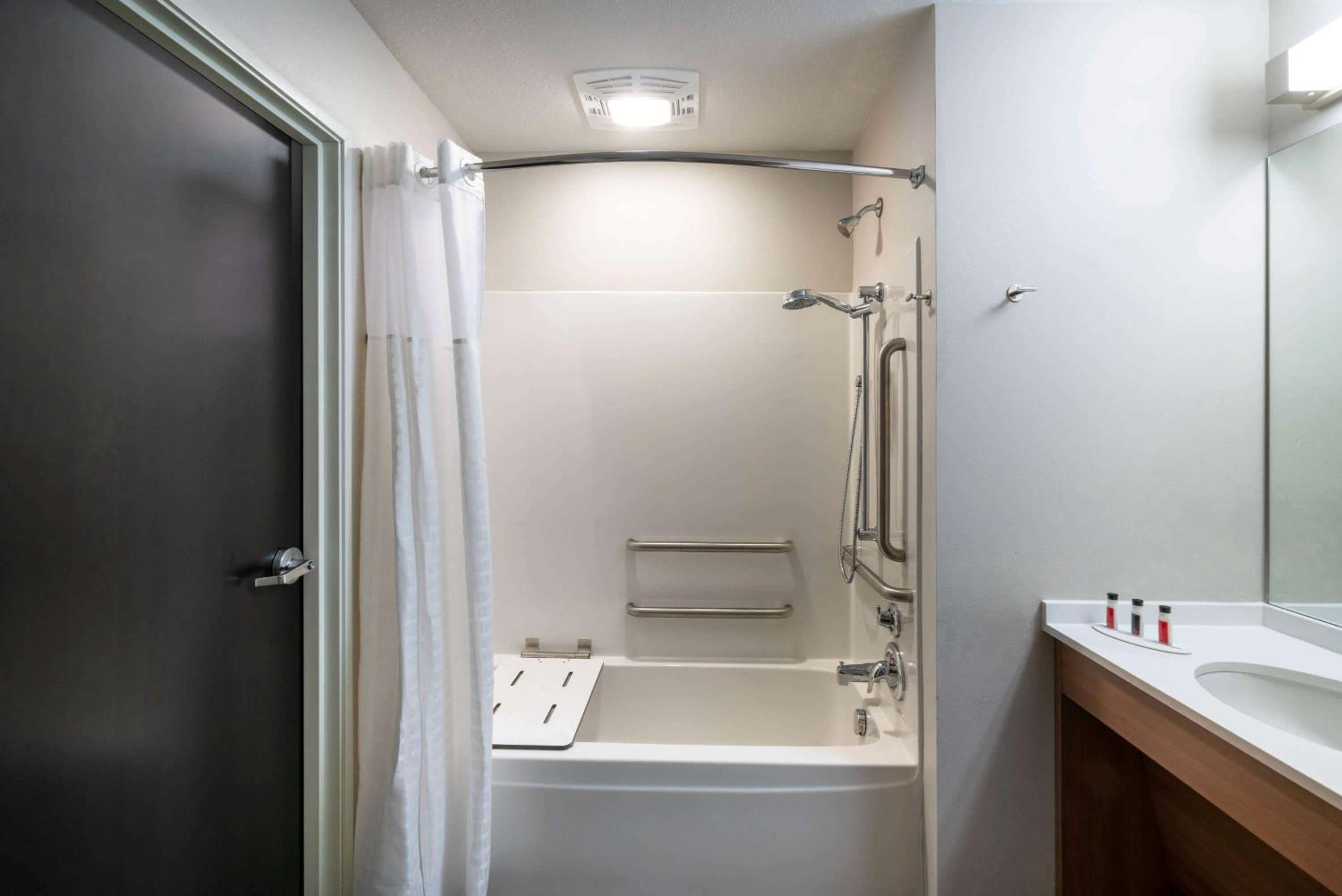 Queen Room with Two Queen Beds - Mobility Access/Non-Smoking - Photo 4