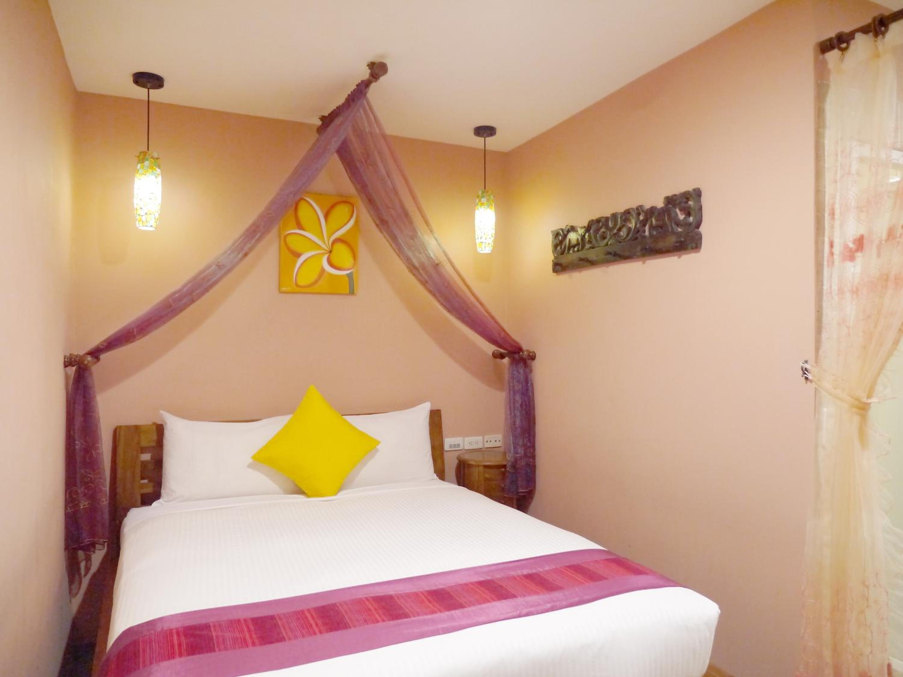 Double Room with Private Bathroom without window photo 2