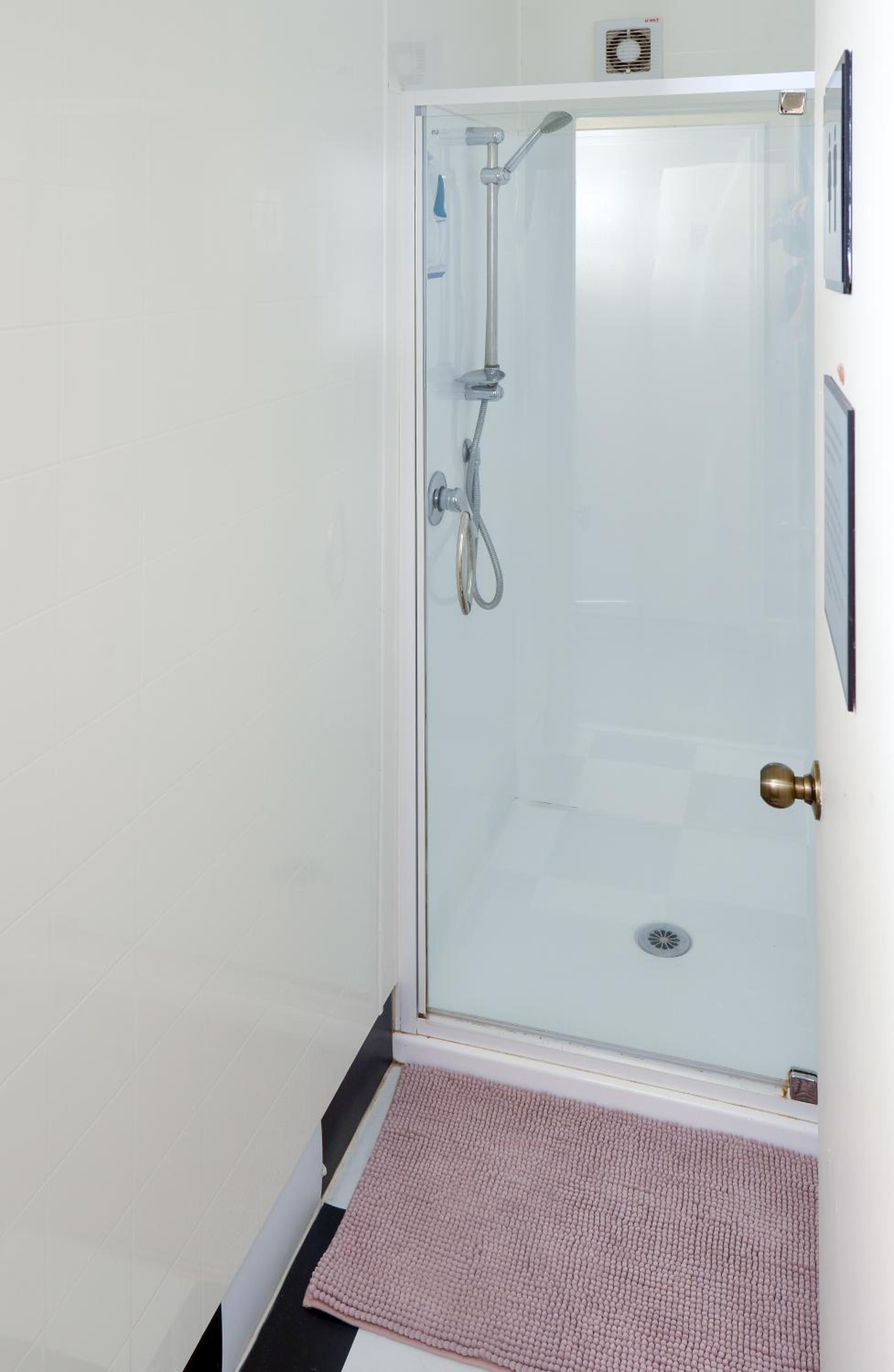 Small Twin Room - Photo 3