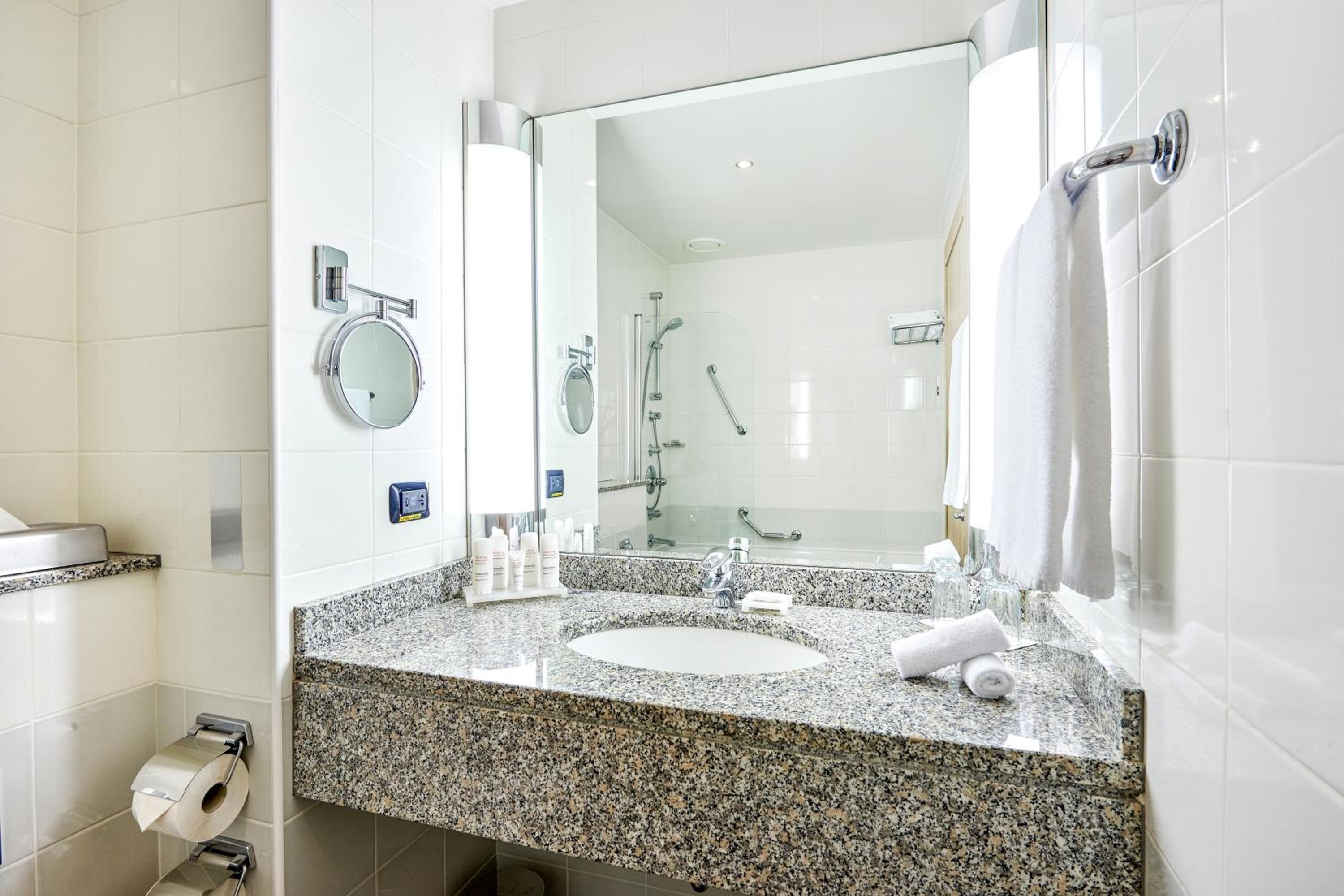 Standard Double or Twin Room - Photo 3