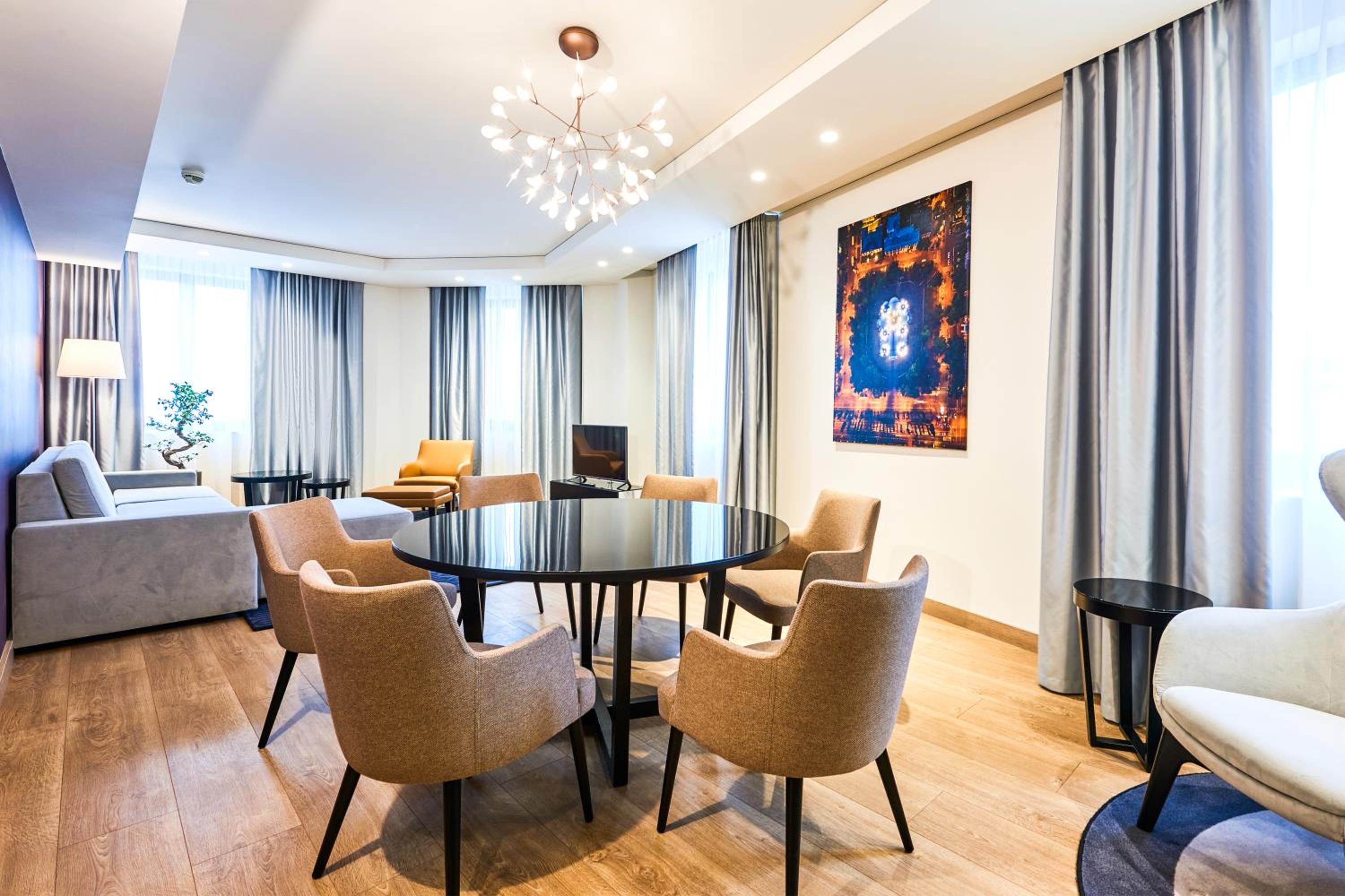 Suite - Photo 3