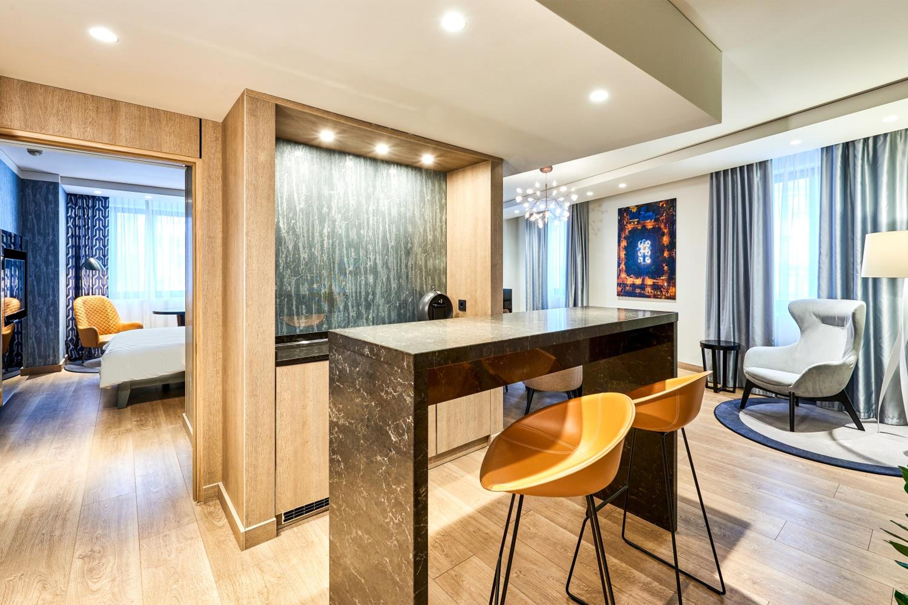 Suite - Photo 1