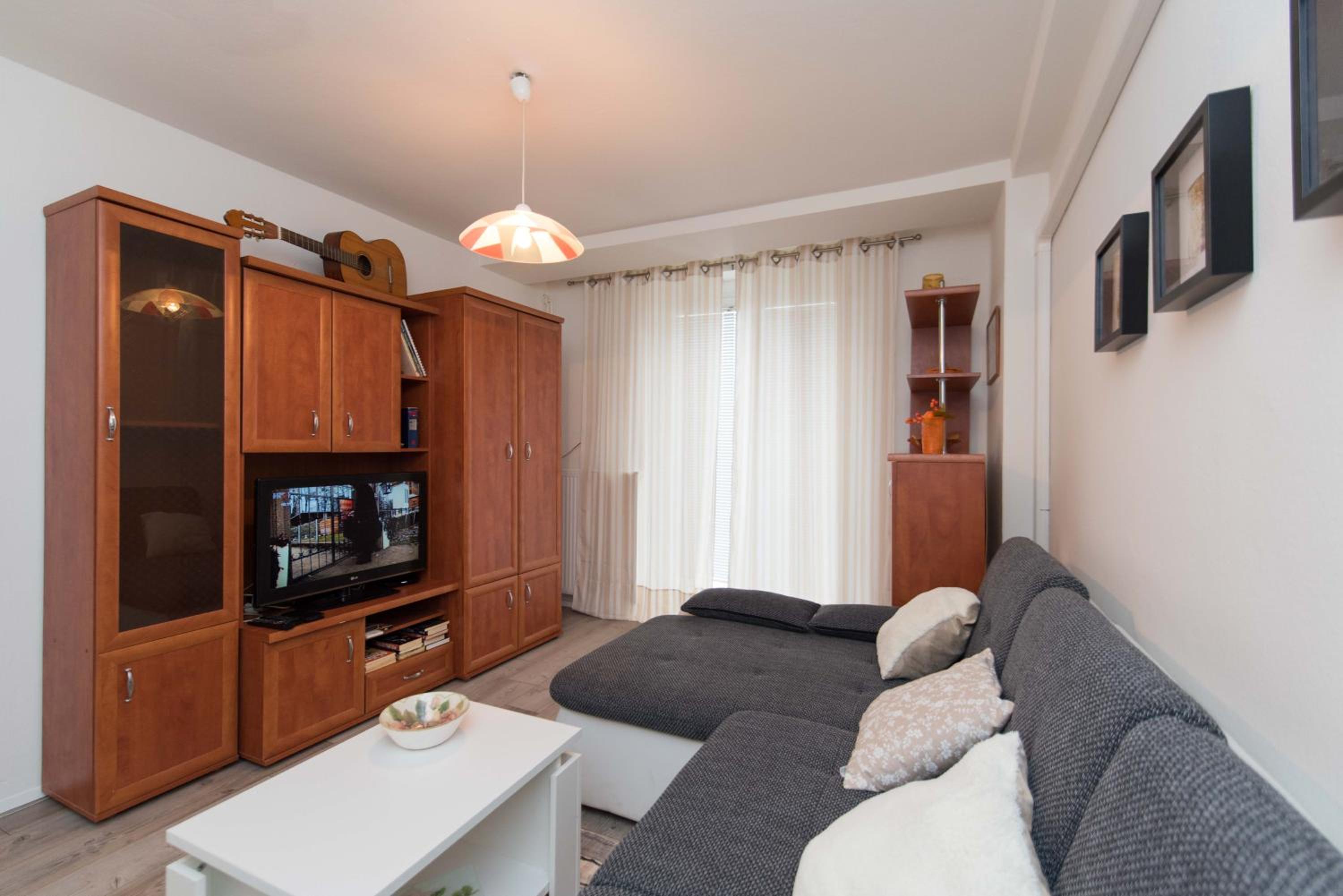 One-Bedroom Apartment photo 1