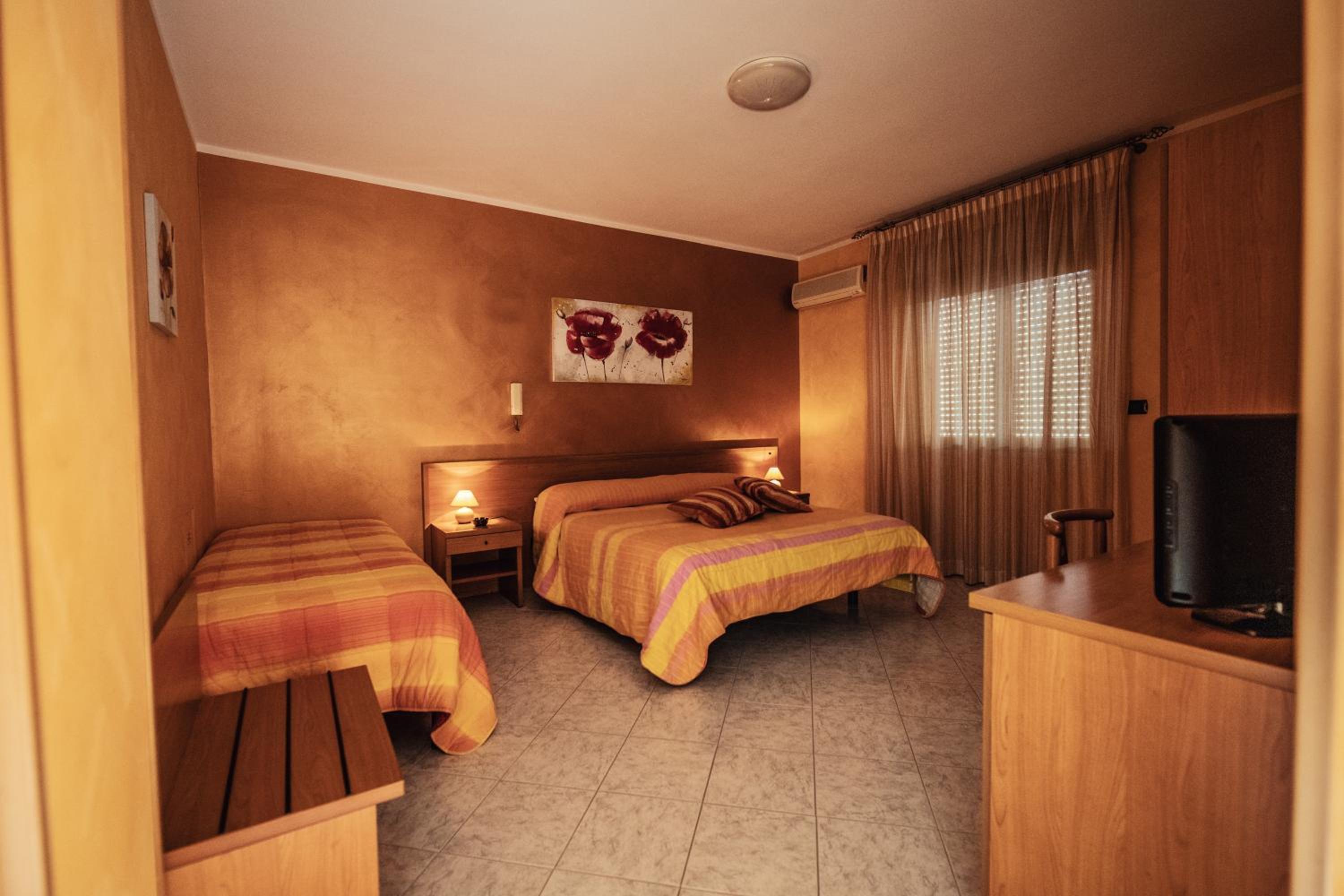 Triple Room with Private Bathroom photo 3