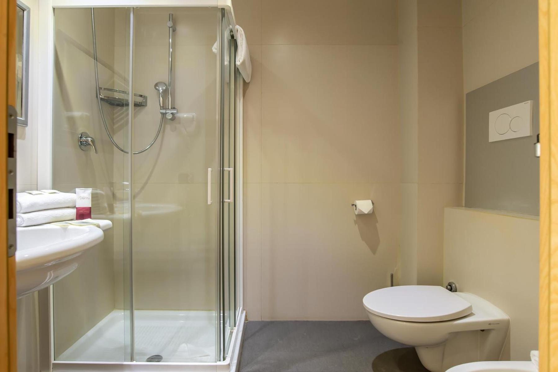 Double or Twin Room - Photo 4