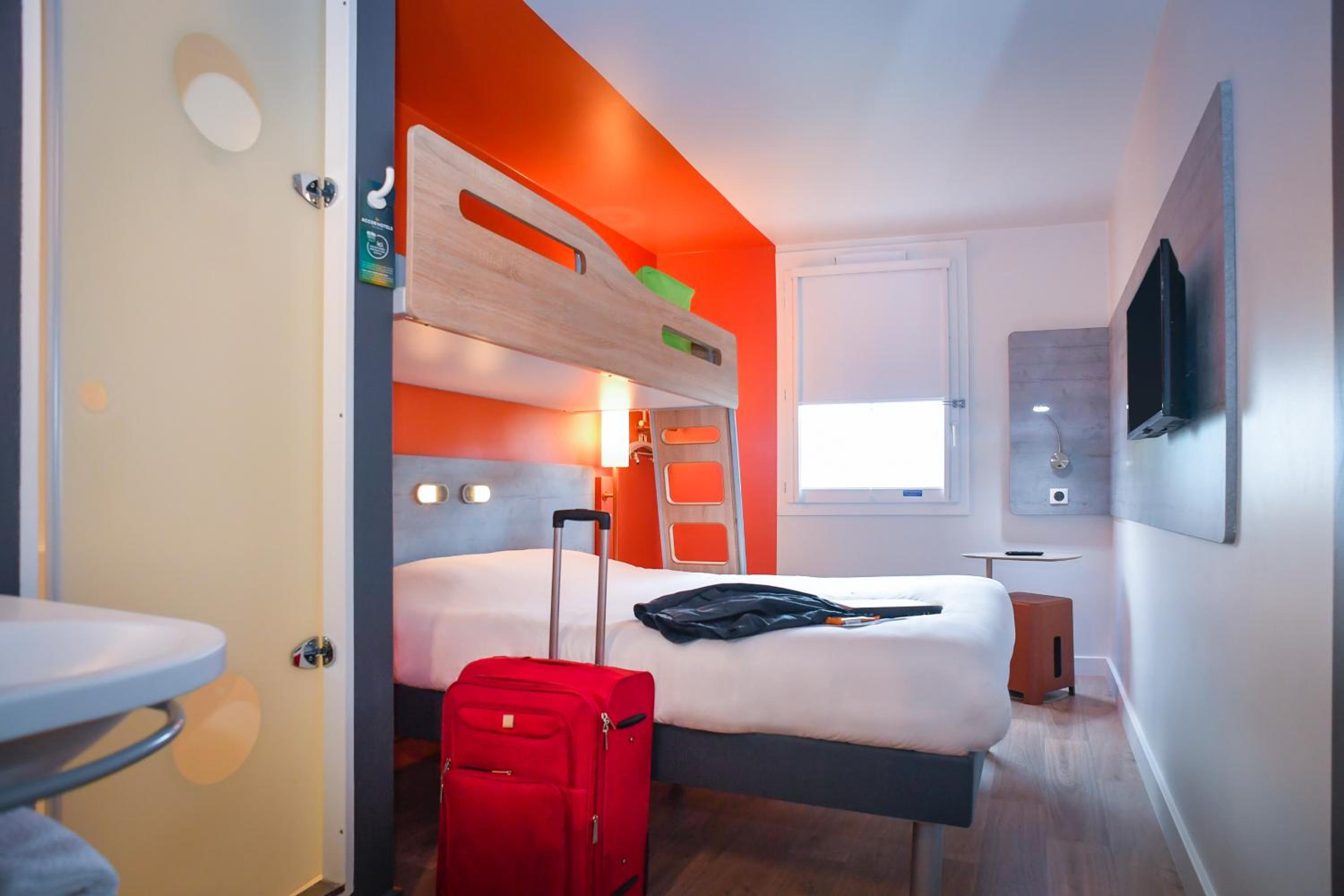 Triple Room with Bunk Bed photo 3