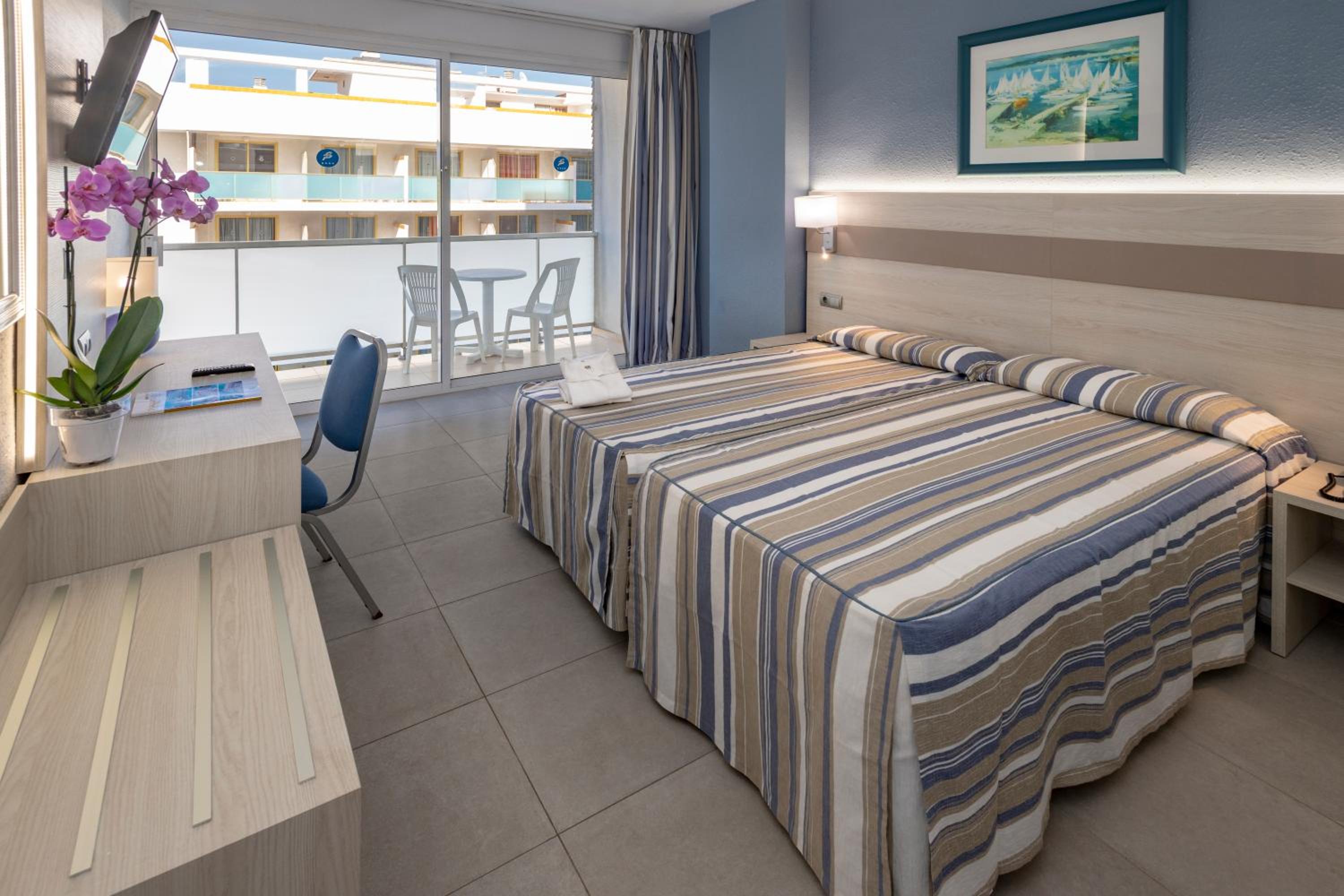 Standard Triple Room (2 Adults + 1 Child) - Photo 1