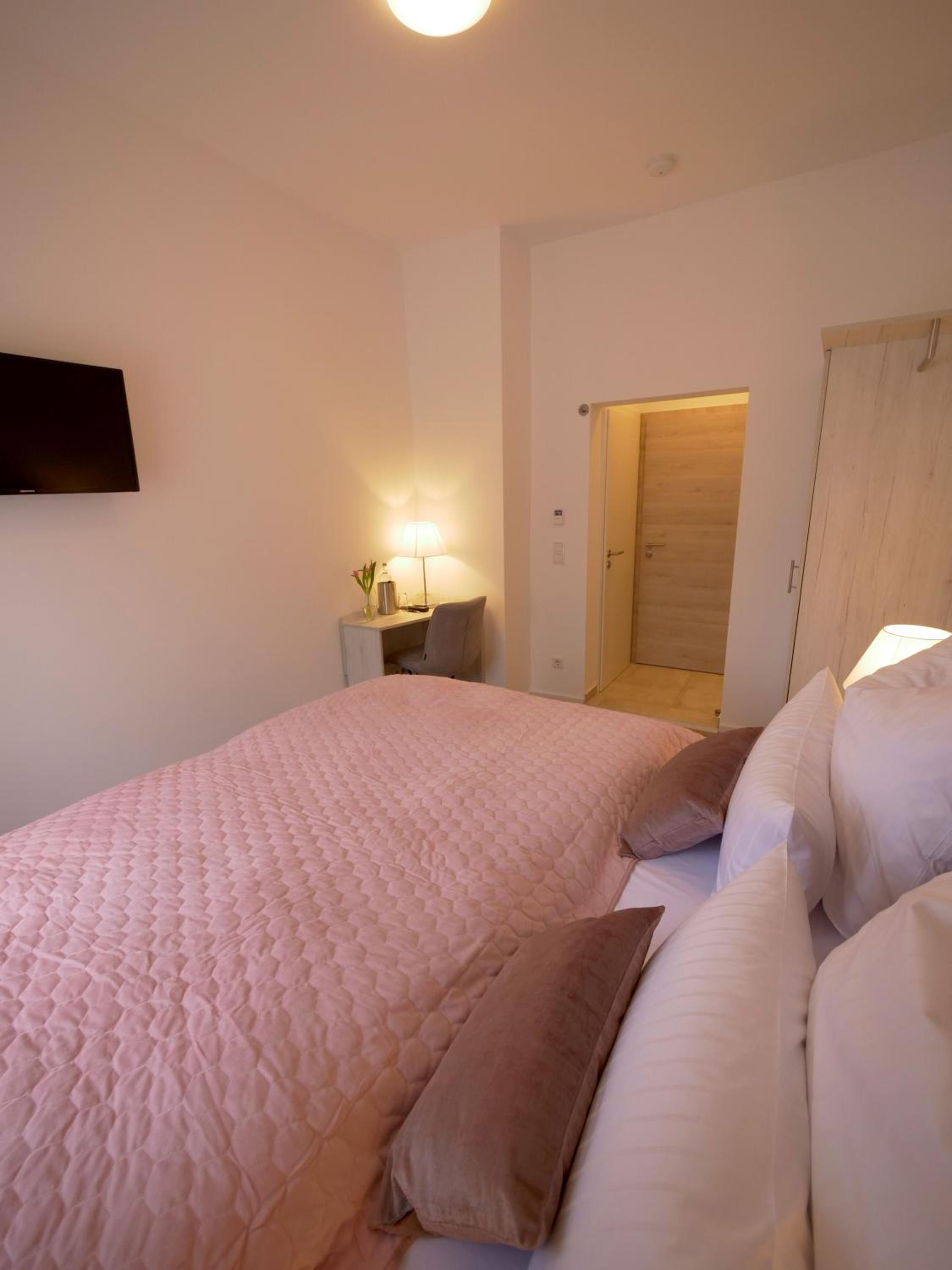 Double Room - Photo 18