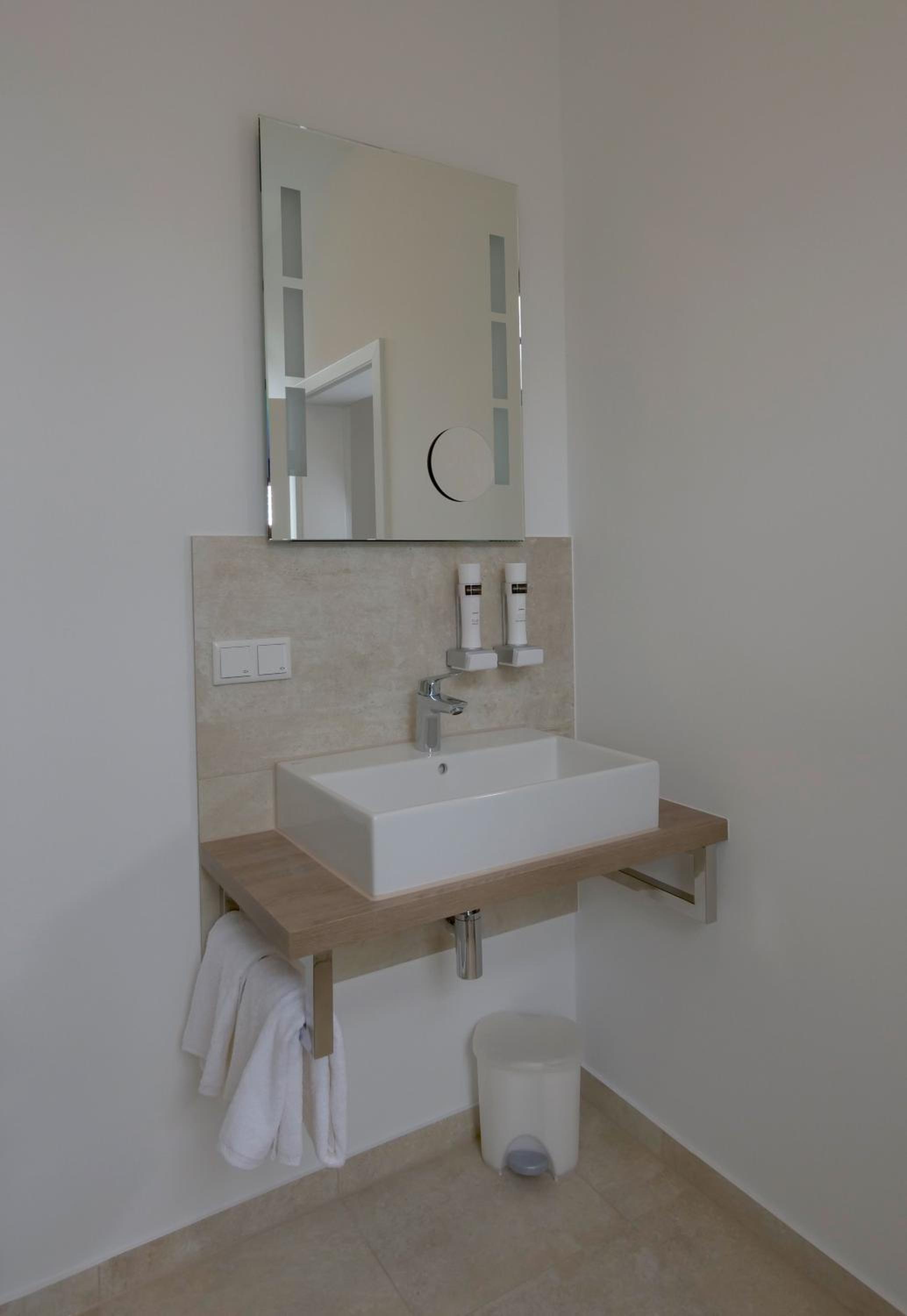 Double Room - Photo 8
