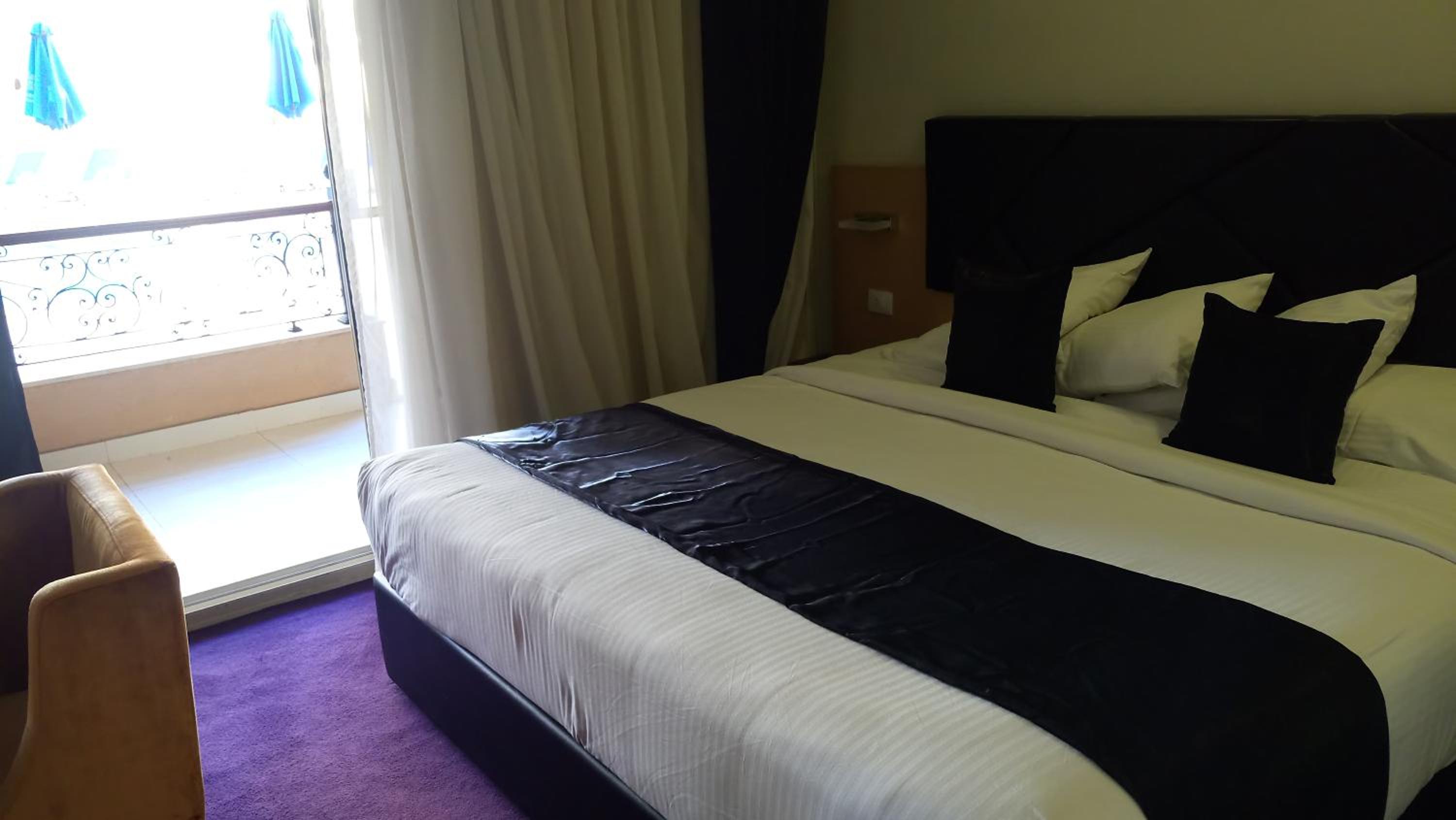 Deluxe Room with Pool or Garden View photo 2