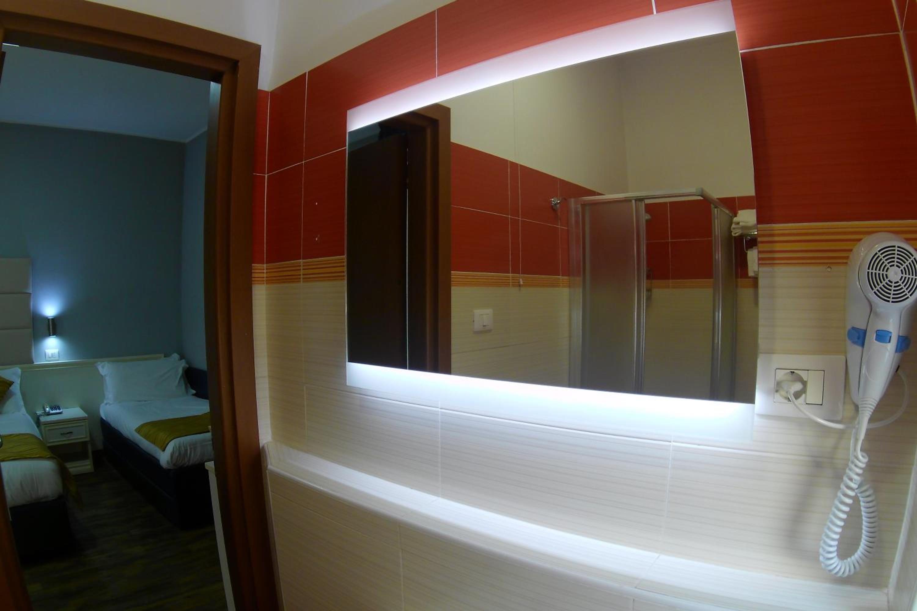 Double or Twin Room - Photo 4