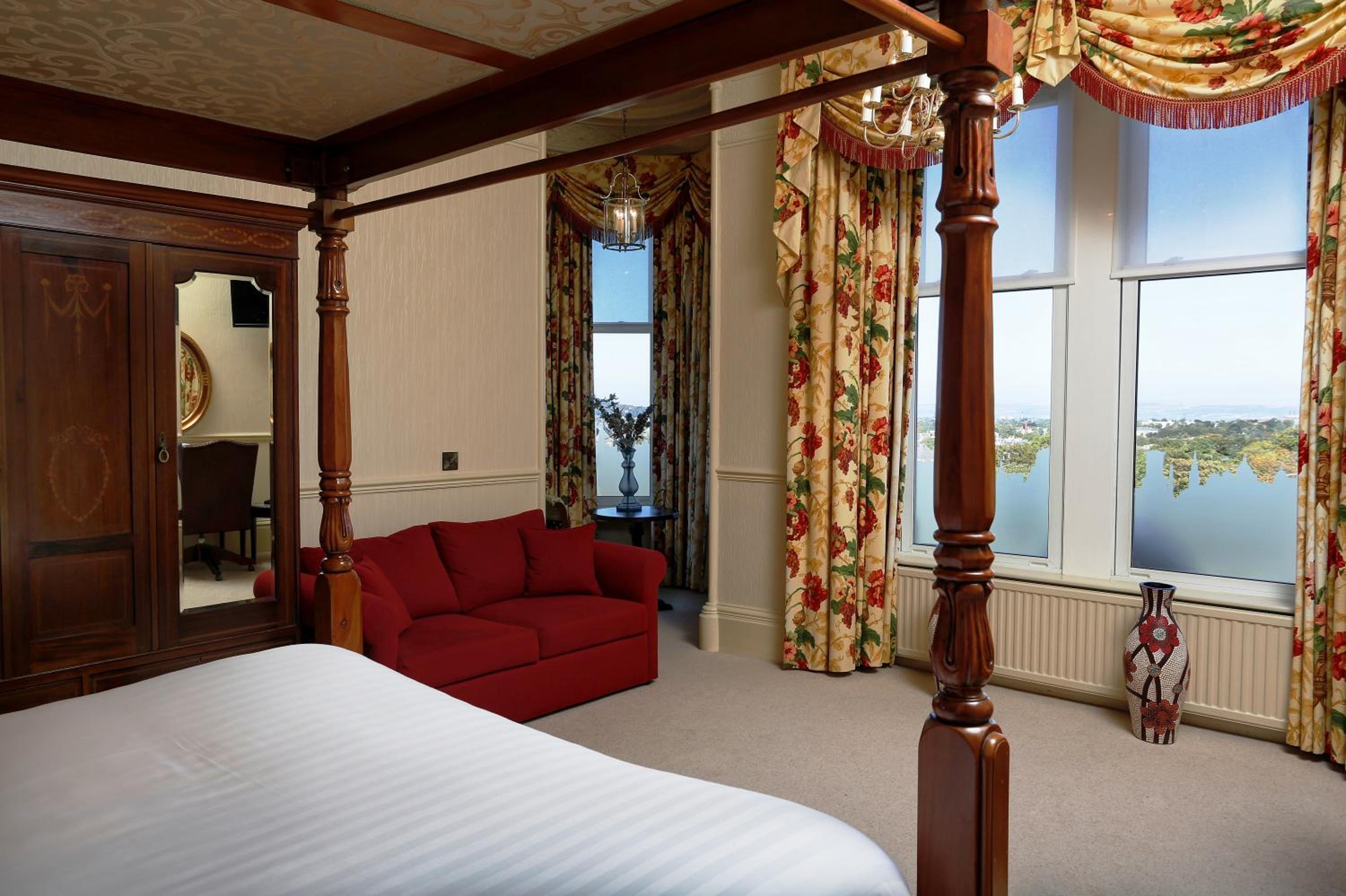 Deluxe King Room - Non-Smoking - Photo 2