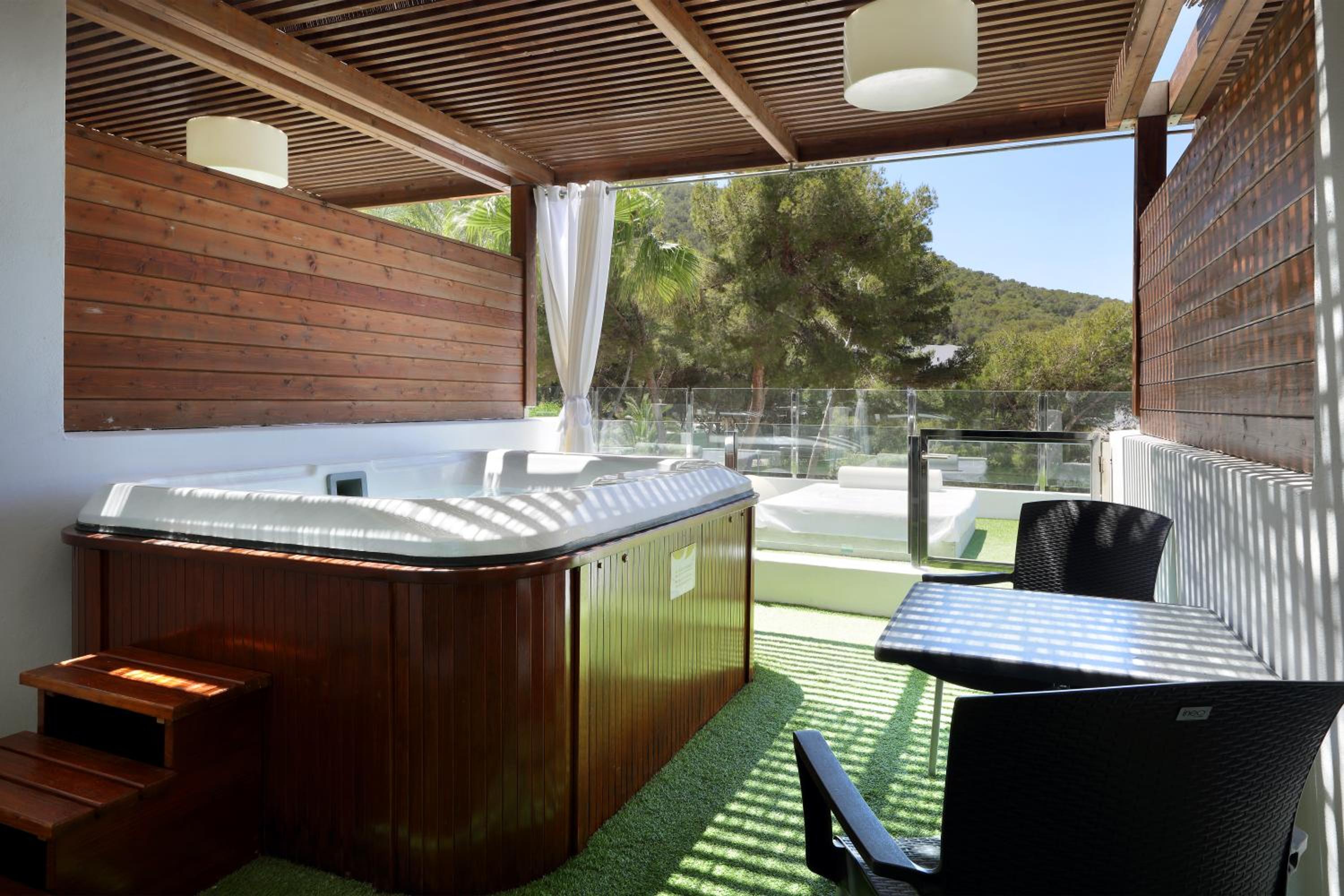 Deluxe Double Room with Jacuzzi and Terrace photo 3