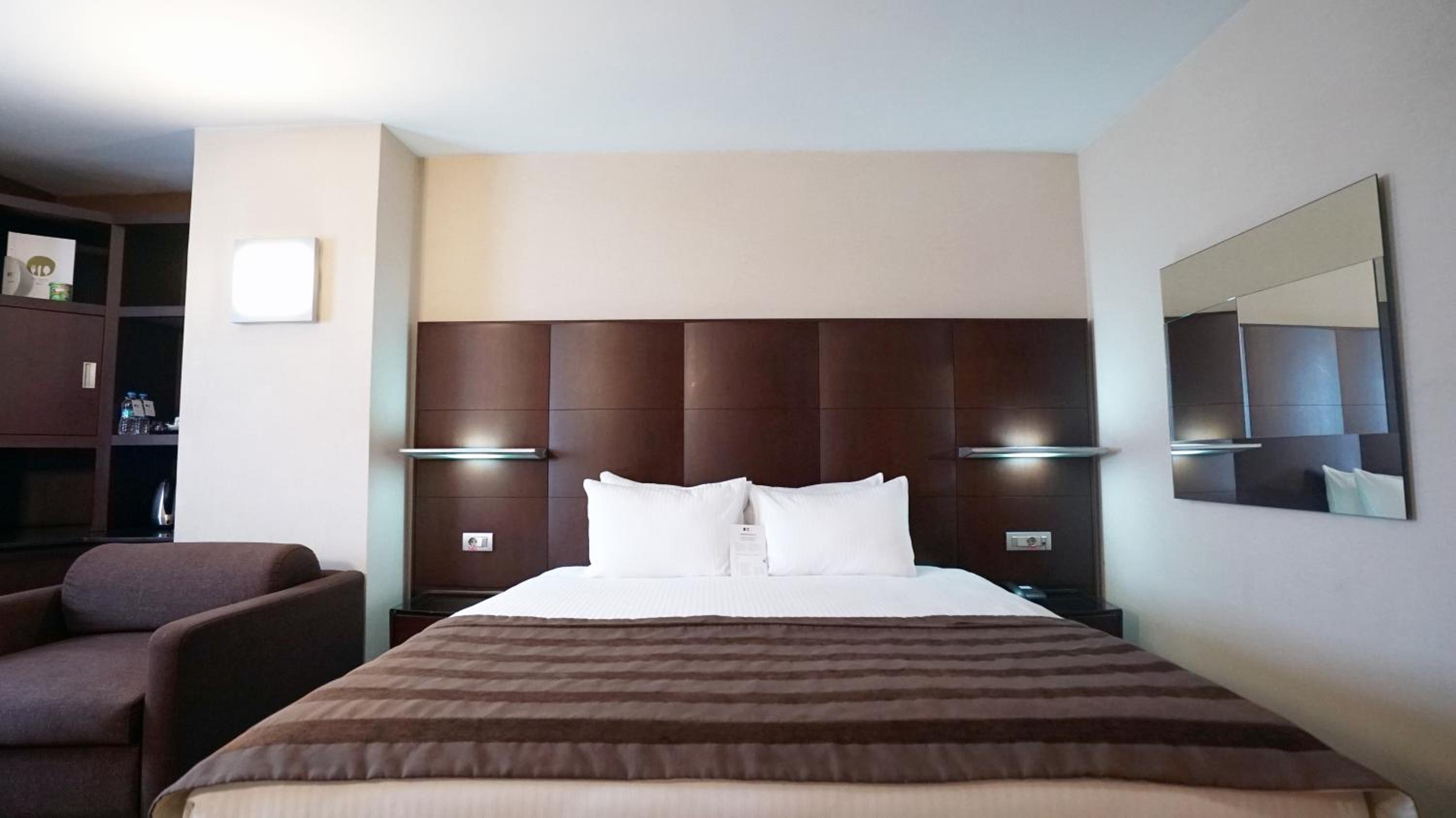Executive Room with Lounge Access thumbnail 6