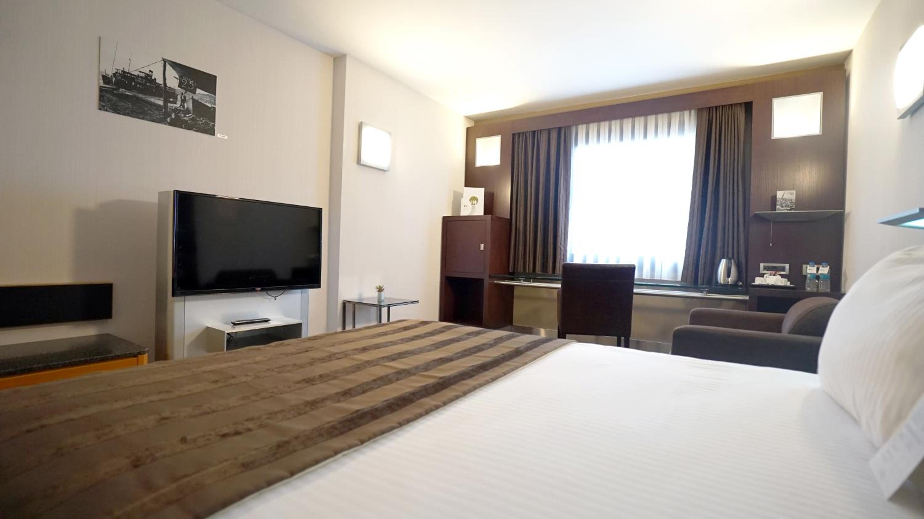 Executive Room with Lounge Access thumbnail 5